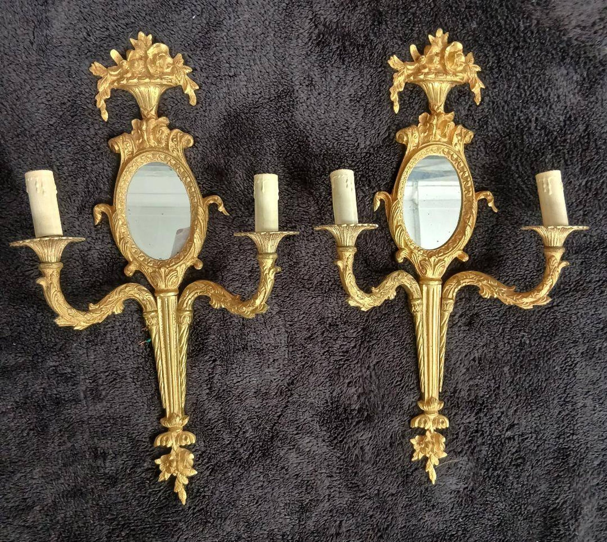 Pair of wall sconces with mirrors. Putti. Bronze. Floral Art Nouveau.