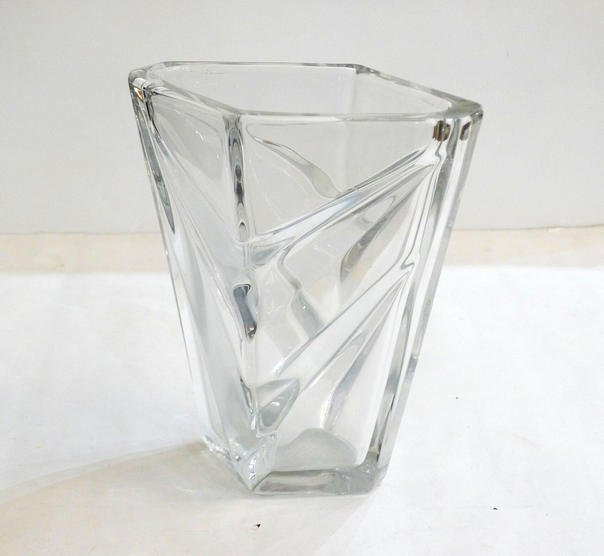 Vase en cristal, relief triangles
