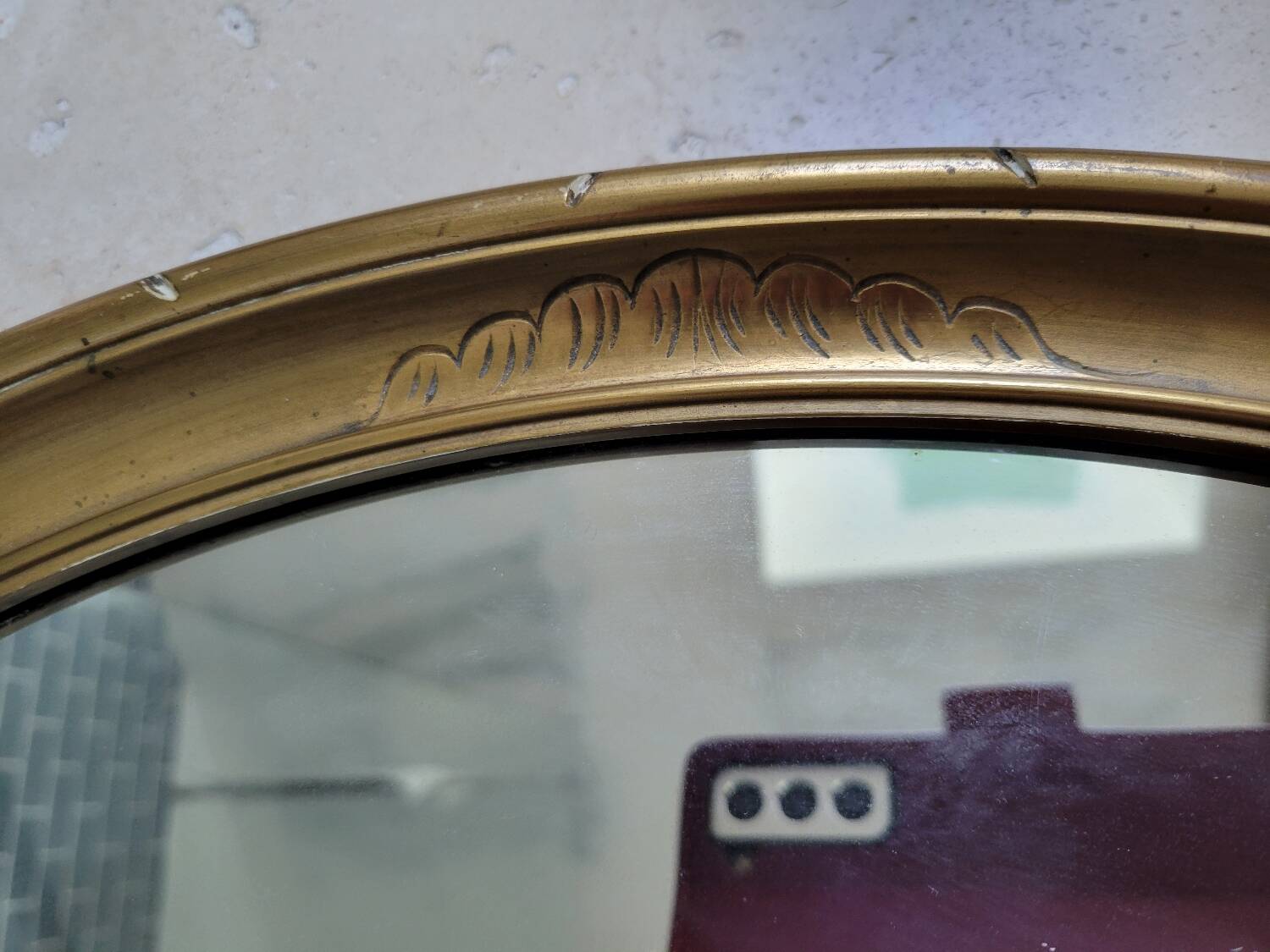 Oval mirror in gilded stucco 45 cm