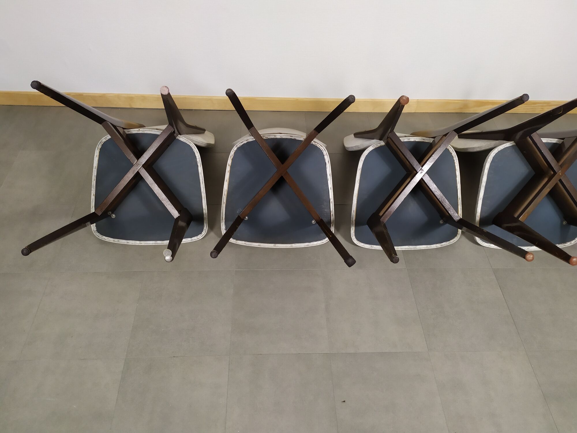 suite of 6 wooden chair and marbled grey white skai