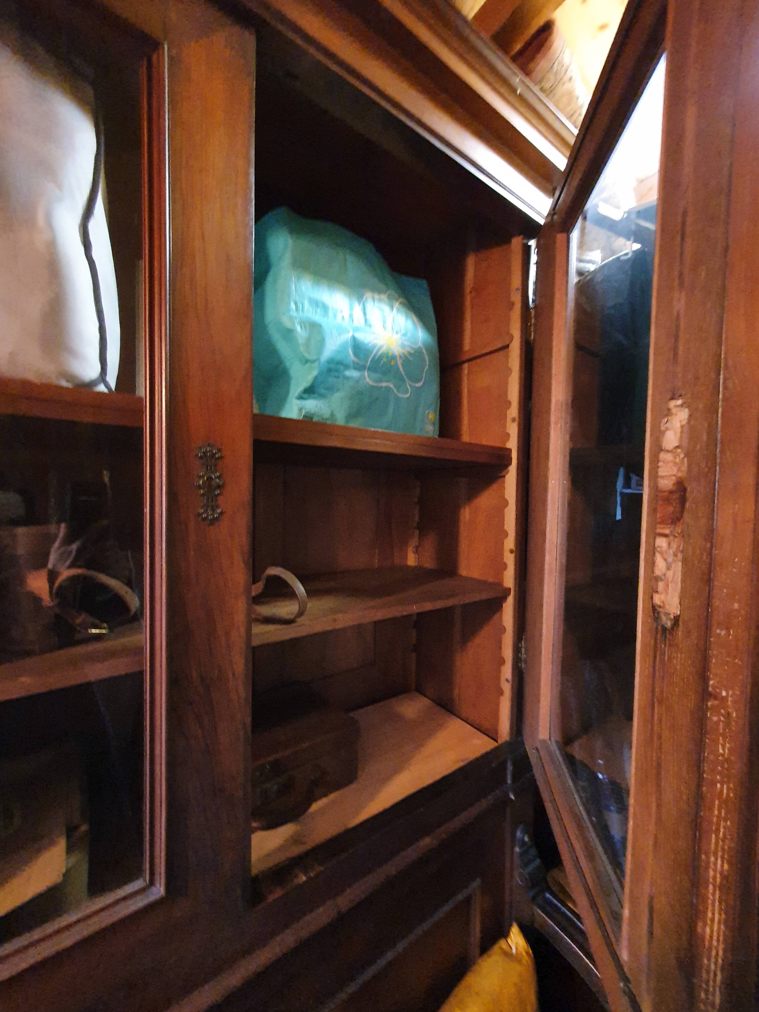 Vitrine avec banquette de salle d'attente de médecin XIXème siècle période