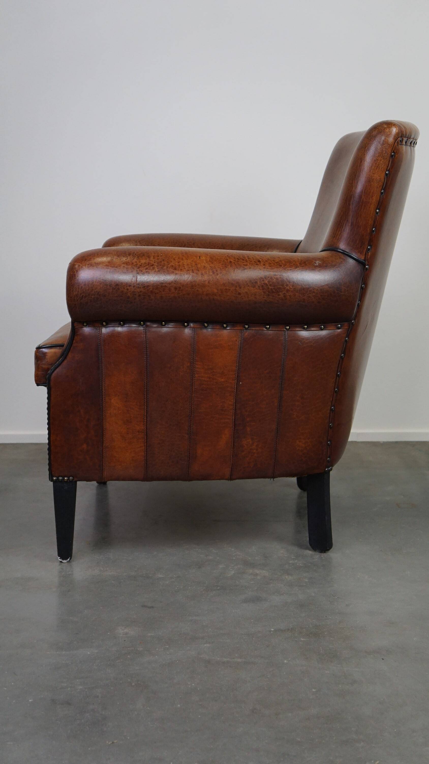 Correct and comfortable sheep leather armchair/armchair with a beautiful finish