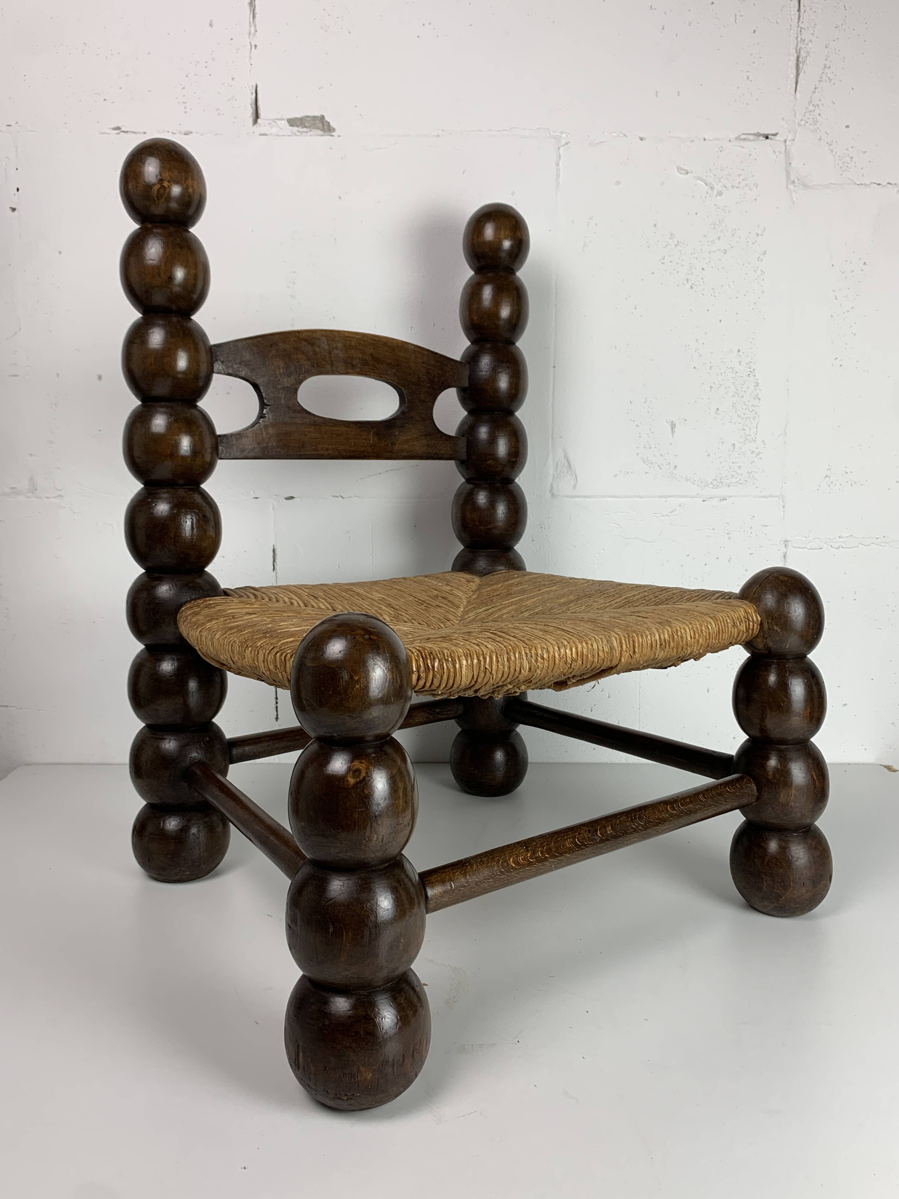 Chaise basse en bois tourné dans le style de Charles Dudouyt, France, années 1950