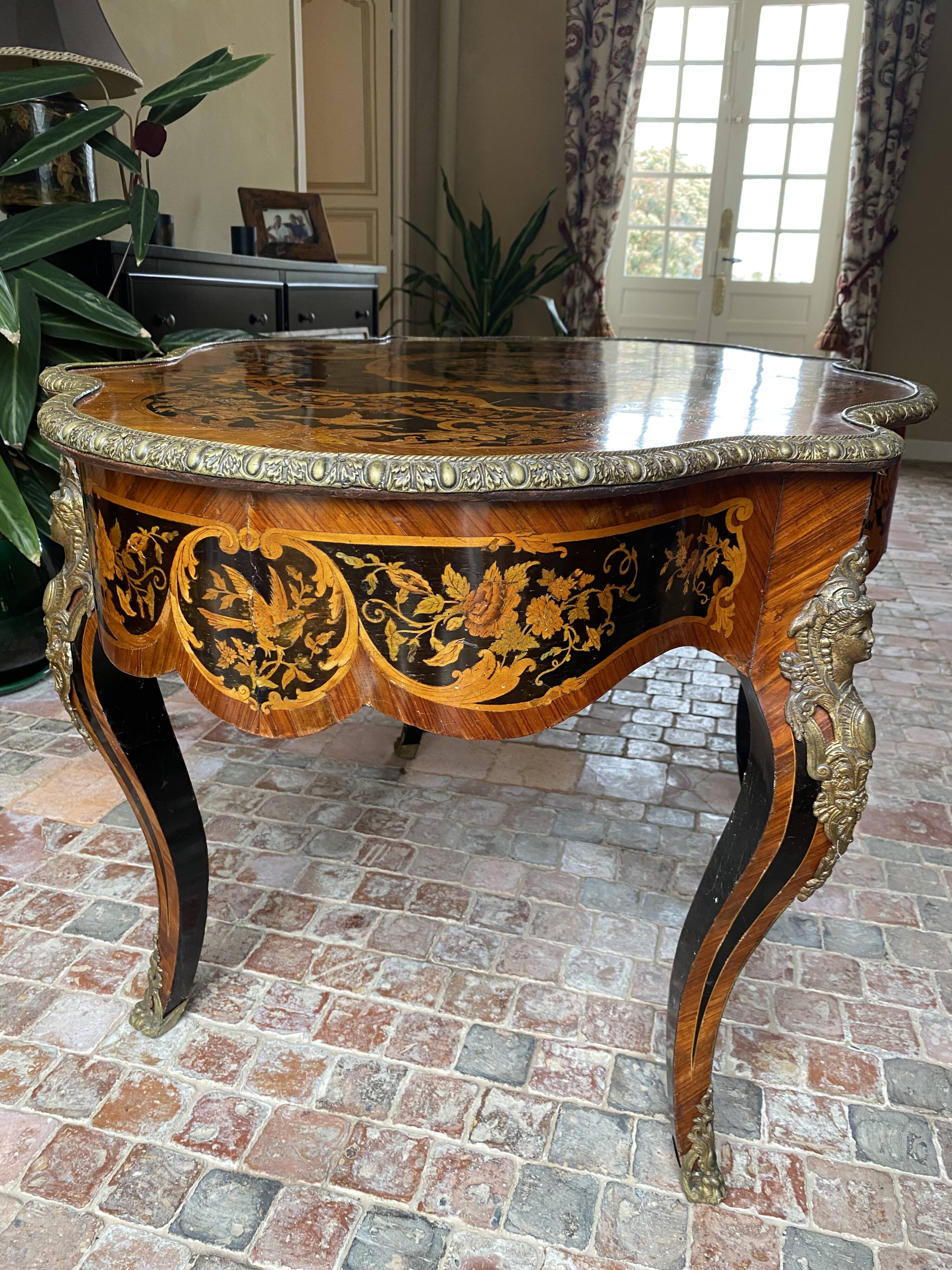 Table française en marqueterie du XIXe siècle