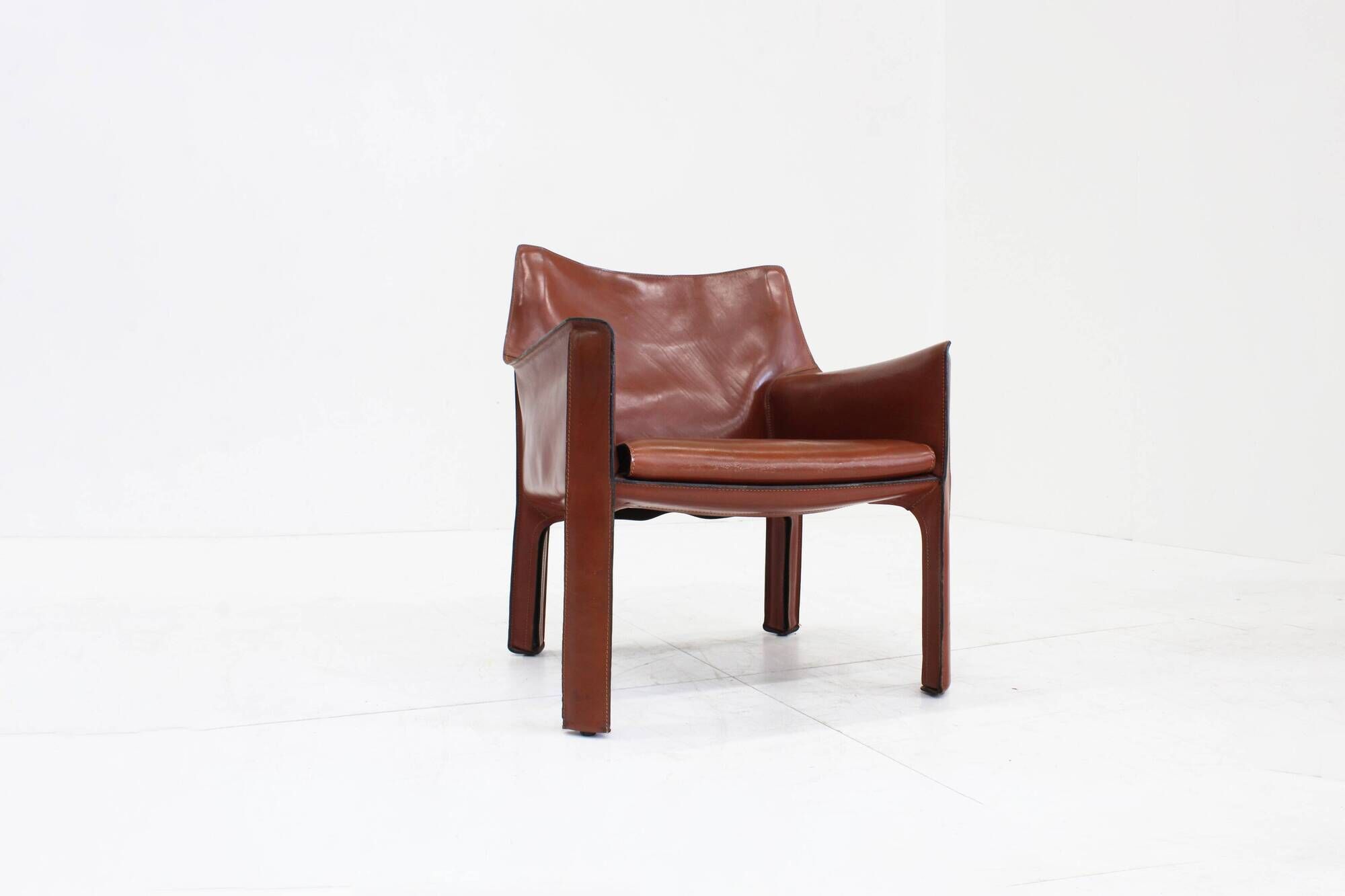 Fauteuil Cassina Cab 414 de Mario Bellini en cuir bordeaux Ital