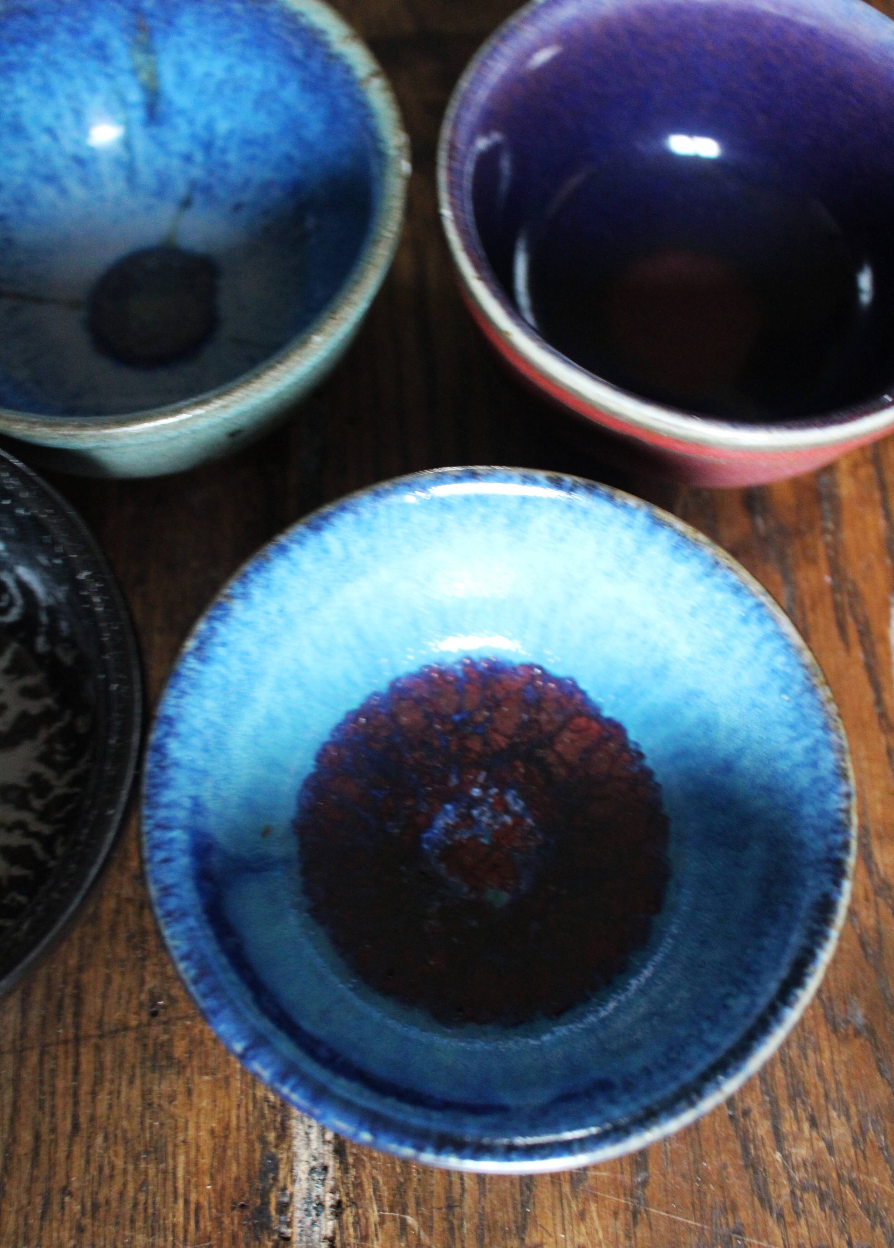 A set of 4 pottery bowls in coloured glaze.