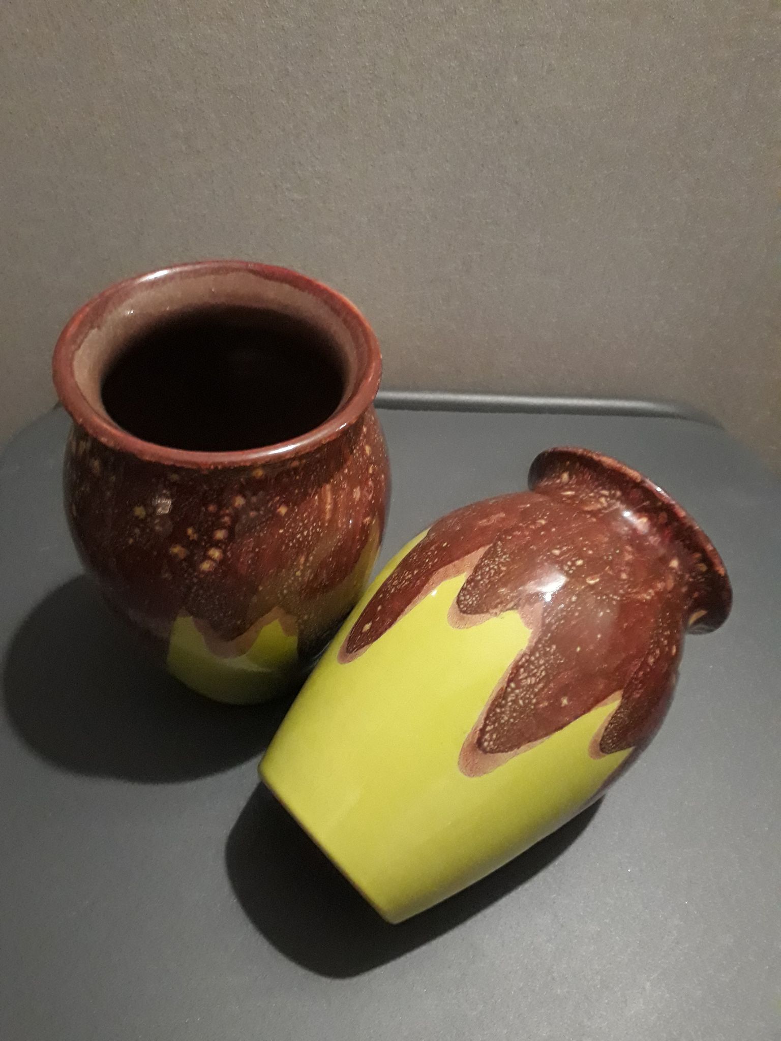 Deux vases vert et chocola vintage, années 60