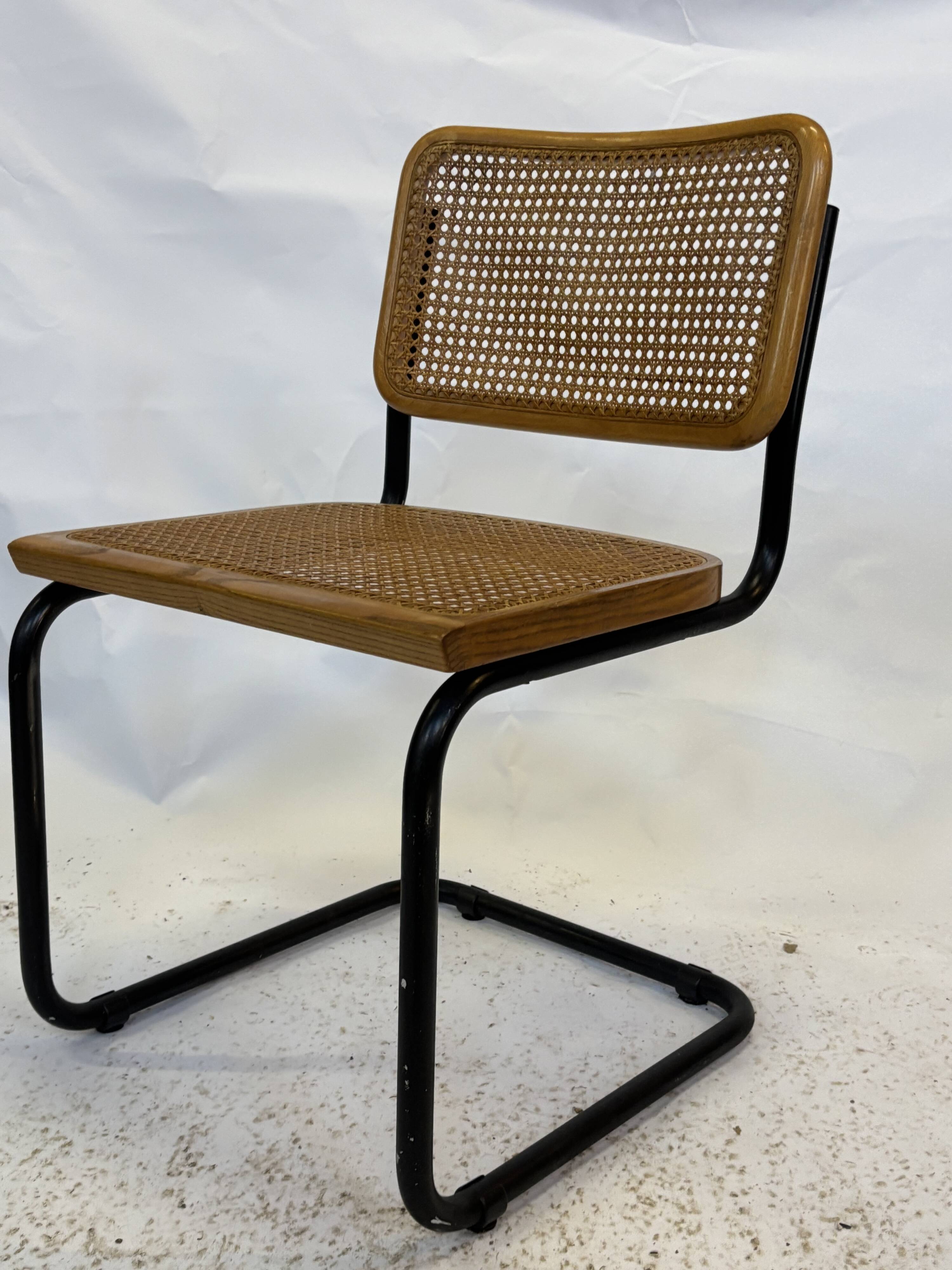 Ensemble de 4 chaises Cesca B32 conçues par Marcel Breuer, cadre noir.