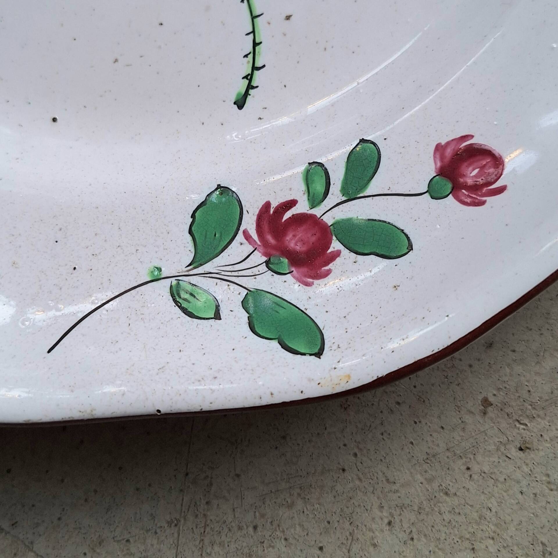 Hand-painted faience plate from the east of France, 18th century.
