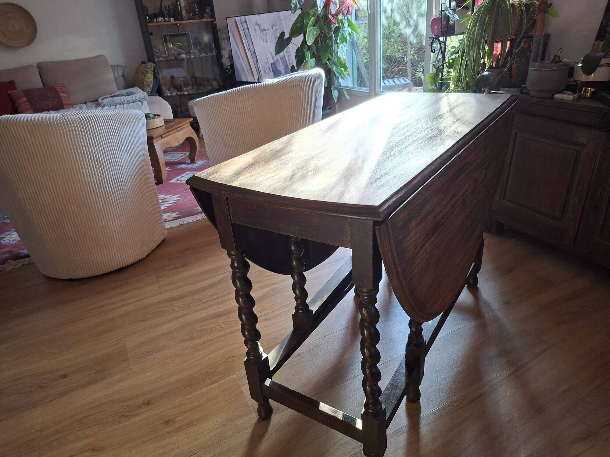 English folding table with turned legs, gateleg, in good condition, 19th century.