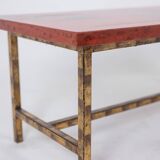 Table basse en laque et fer doré. Années 1950.