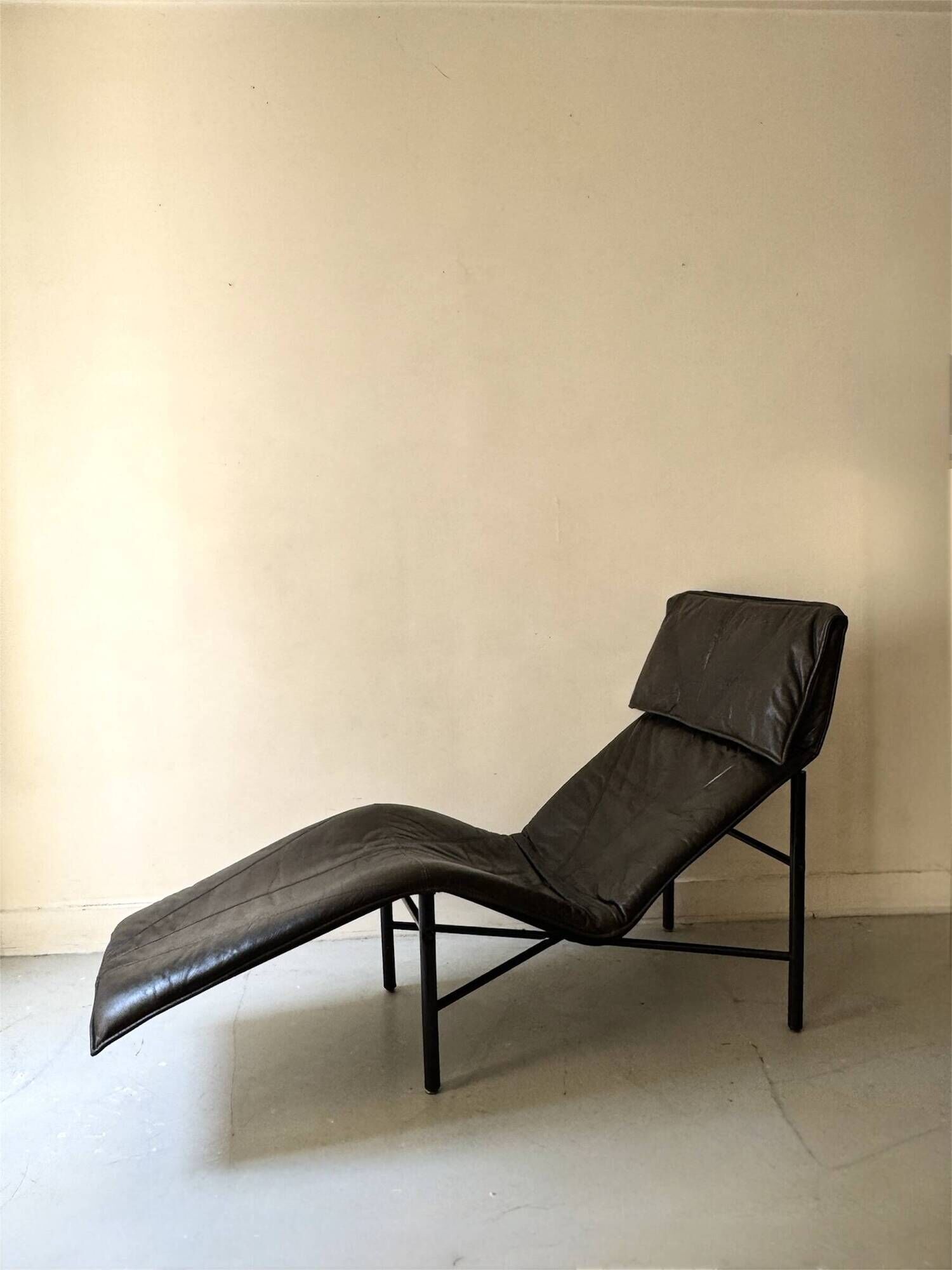 Scandinavian design chaise longue in black leather by Tord Björklund, Sweden 1970.