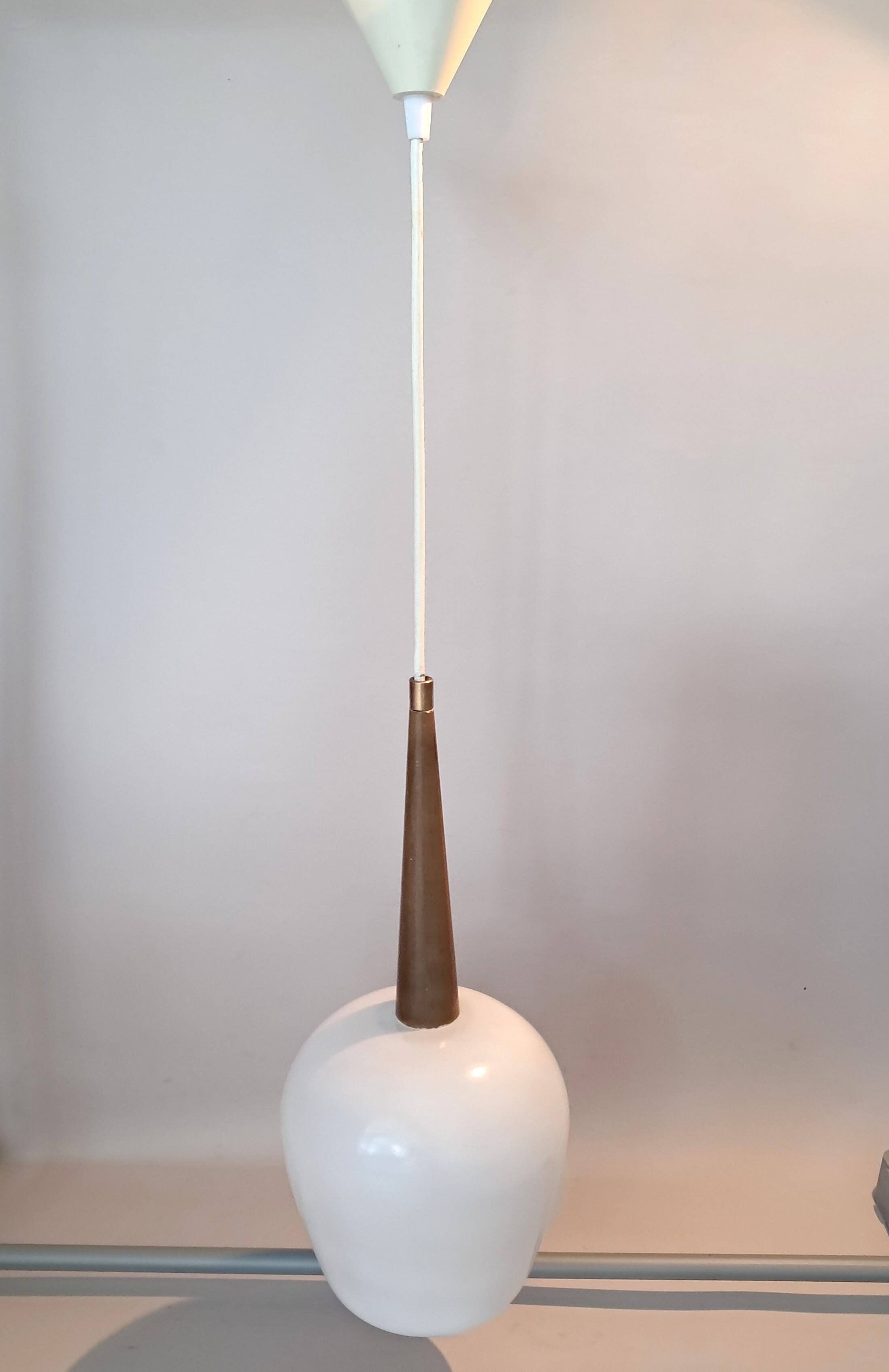 Suspension Louis Kalff  teck et opaline blanche 1950/1960.