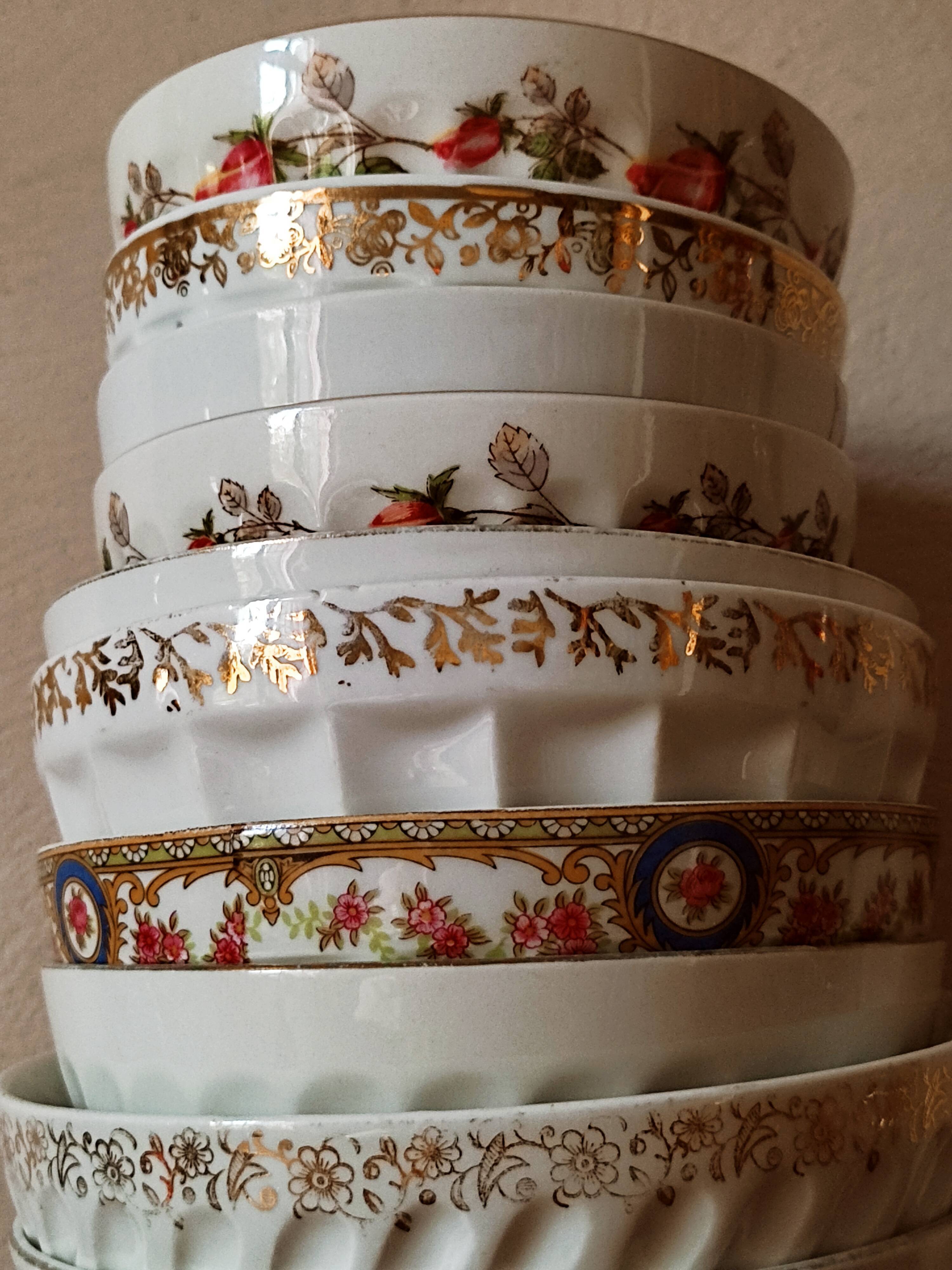 Set of 12 mismatched porcelain bowls