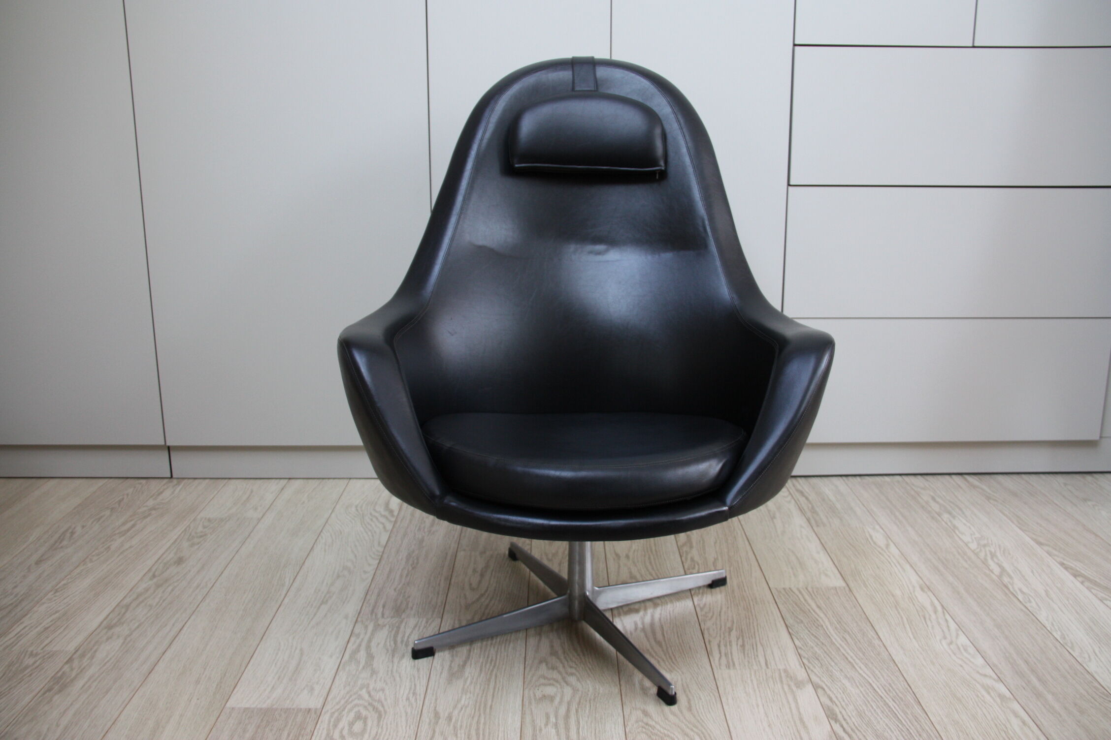 Fauteuil pivotant vintage en similicuir noir par Pastoe 60s