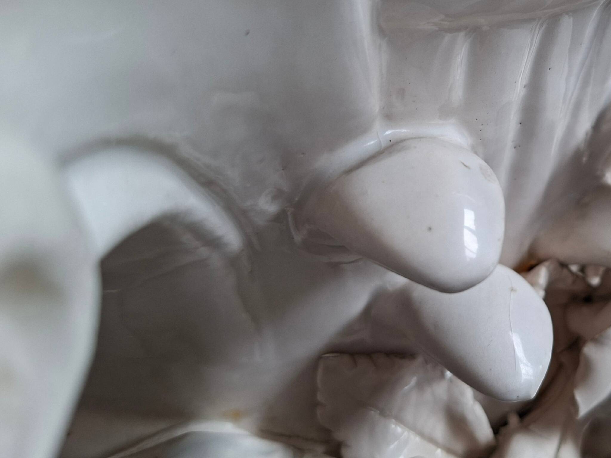 Elegante Colonna con Angeli in Ceramica – Stile Neo-Barocco (Anni '80)