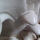Elegante Colonna con Angeli in Ceramica – Stile Neo-Barocco (Anni '80)