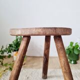 Tabouret tripode ancien en bois brutaliste - art populaire