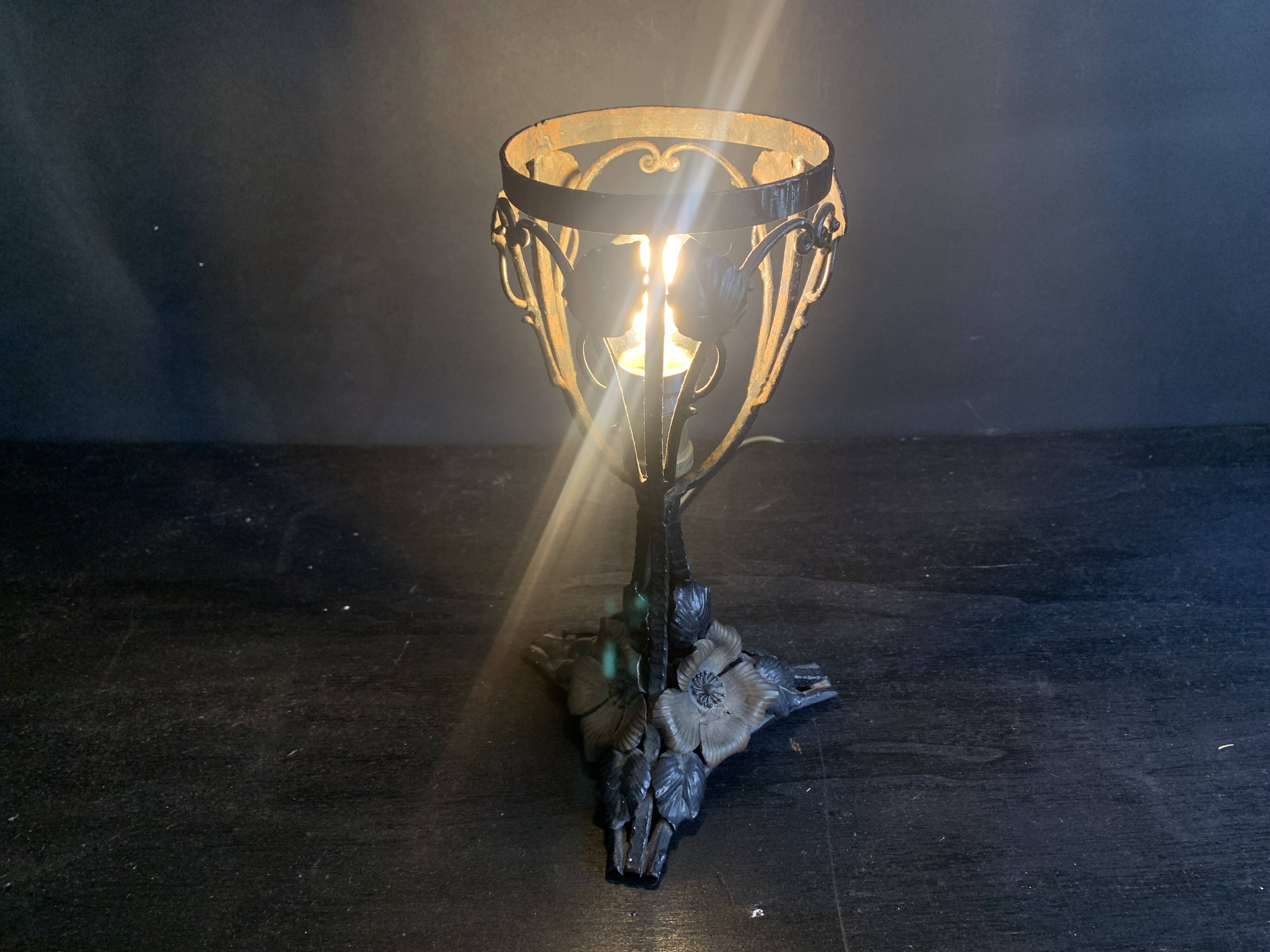 1900 Art Nouveau wrought iron lamp with floral motif