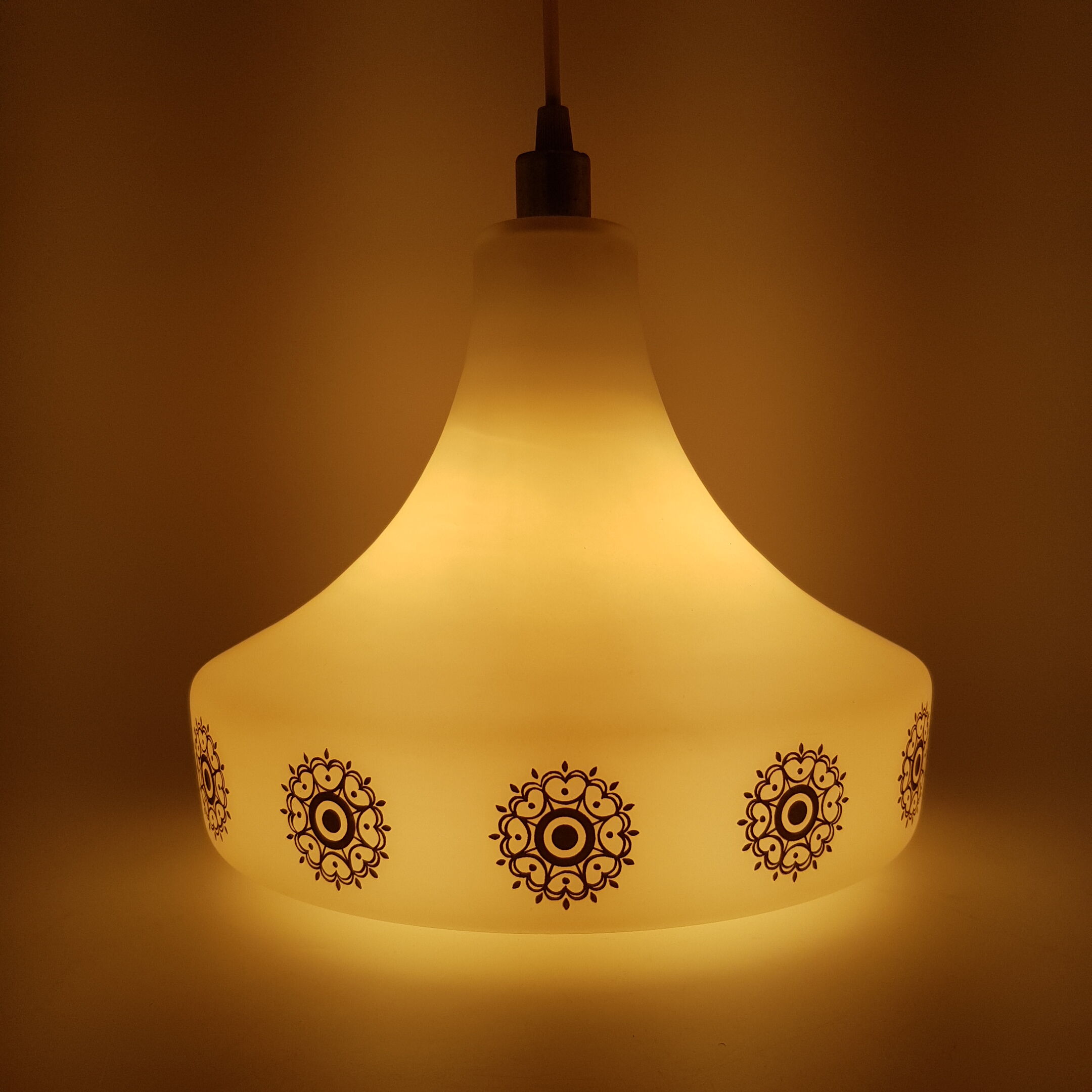 Hanging in Scandinavian opaline golden motifs