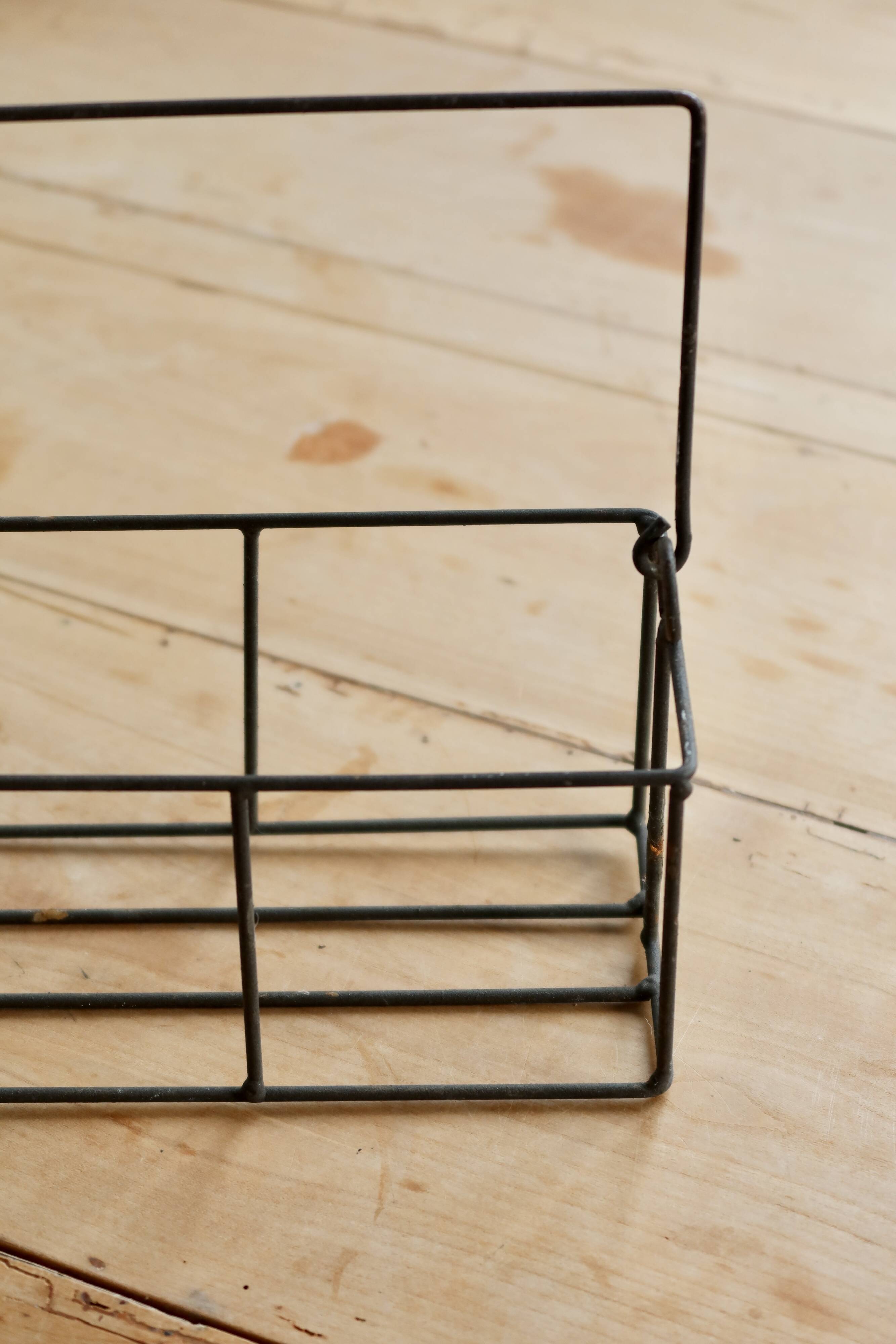 Panier rectangulaire en métal à structure filaire, doté d’une anse mobile e