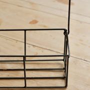 Panier rectangulaire en métal à structure filaire, doté d’une anse mobile e