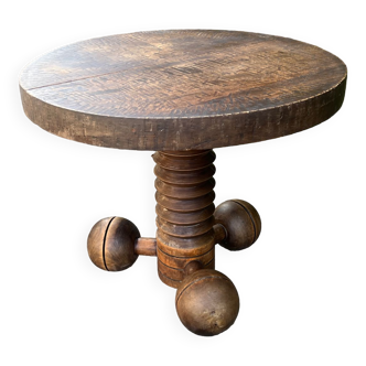 Pedestal table