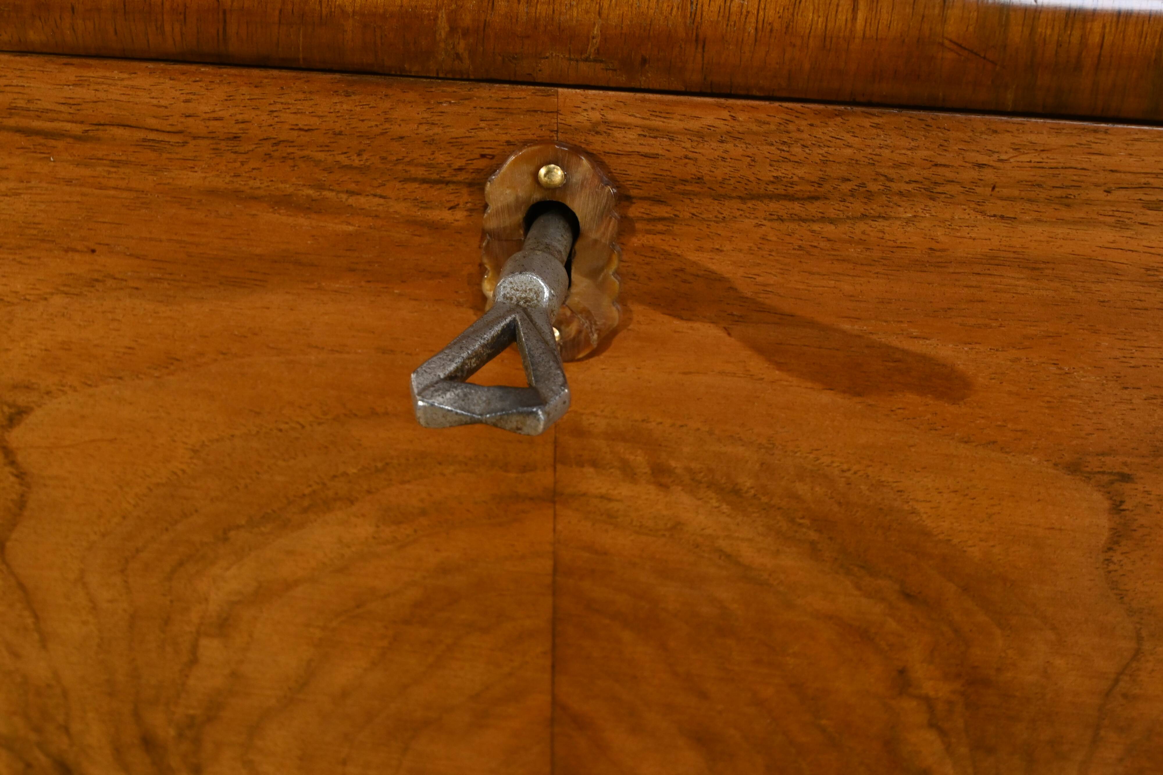 Meuble Vitré Rurka en Ronce de Noyer, Art Déco – 1940