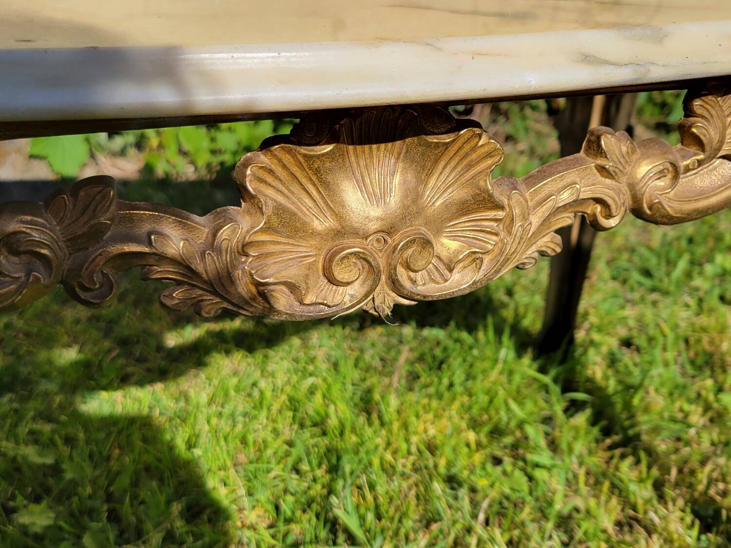 Louis XV coffee table in white Carrara marble with a gilded bronze base.