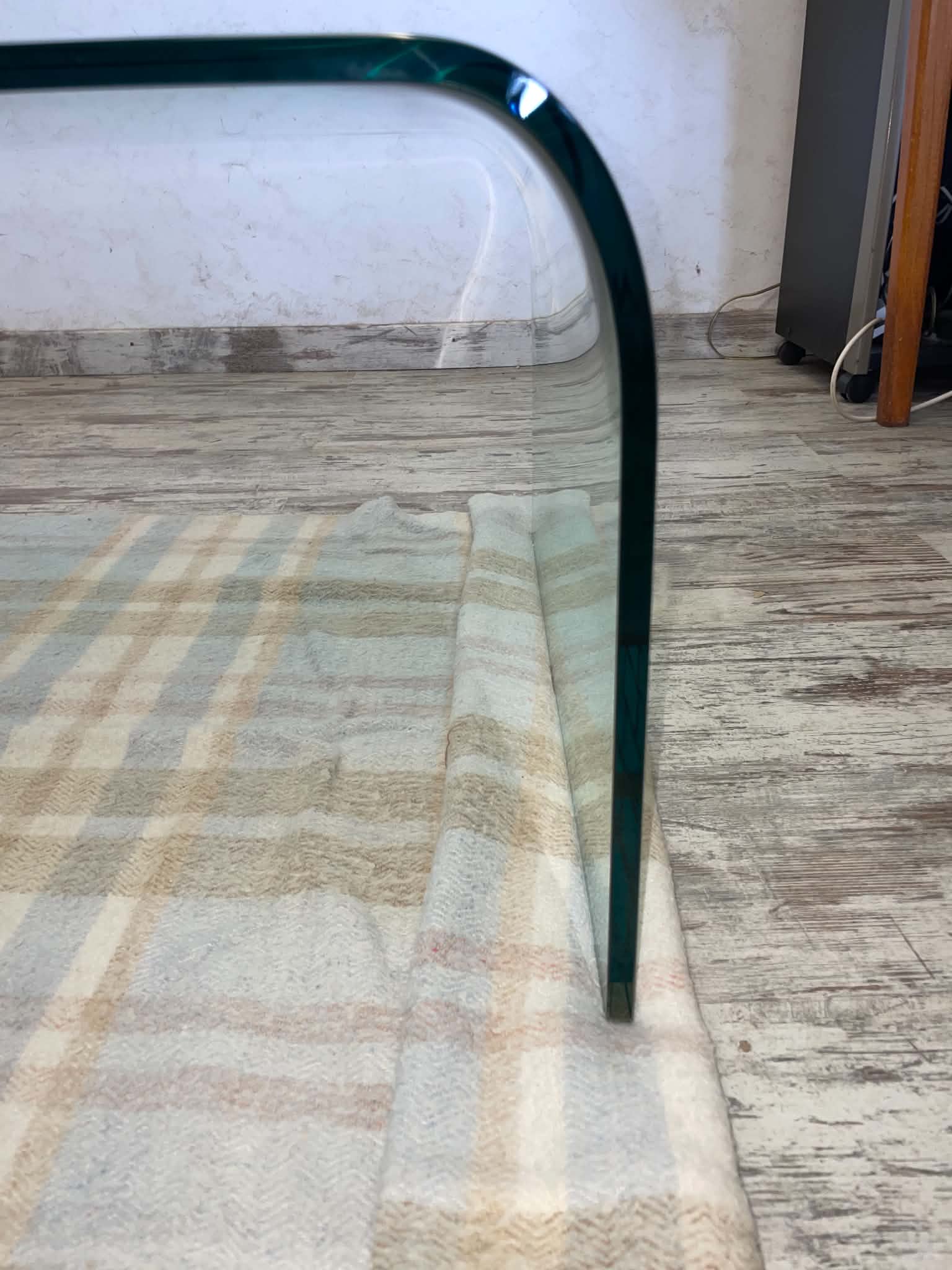 Curved glass design coffee table