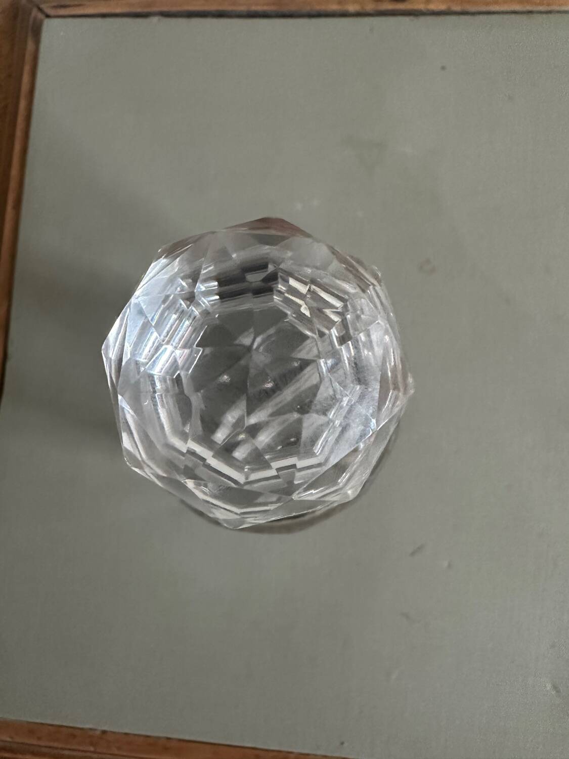 Glass bottle and its glass stopper