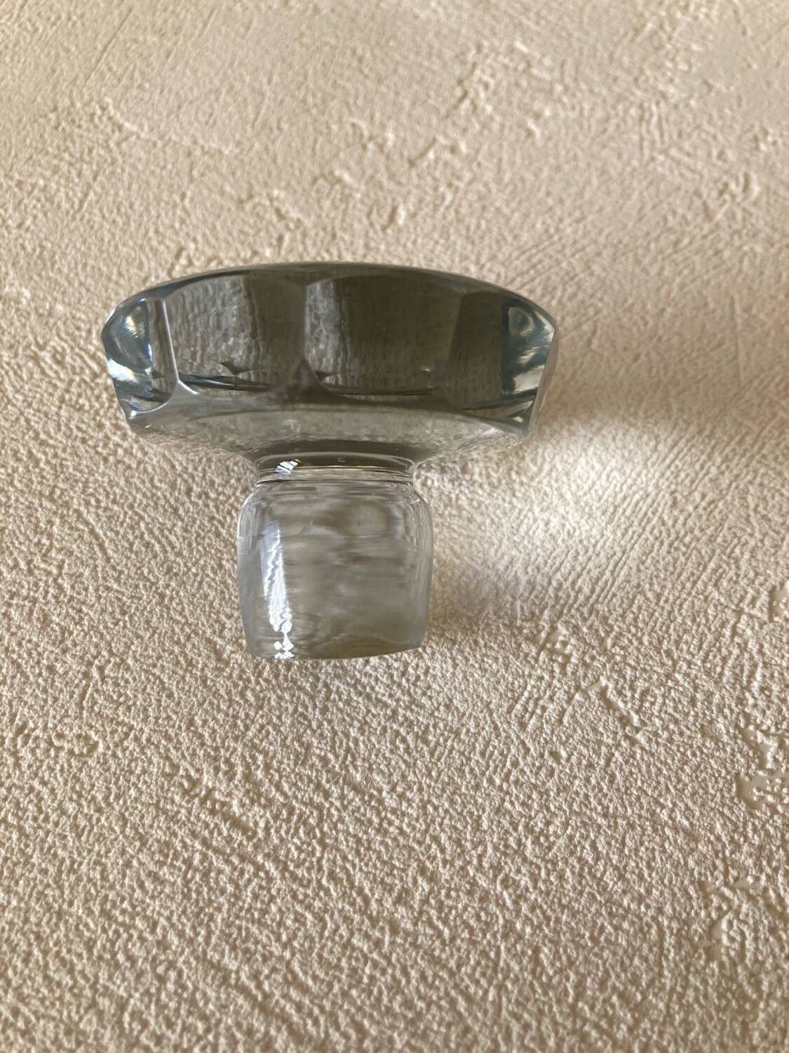 Small carafe in blown cut glass with engraved decoration of vine leaves and grapes, threaded stopper