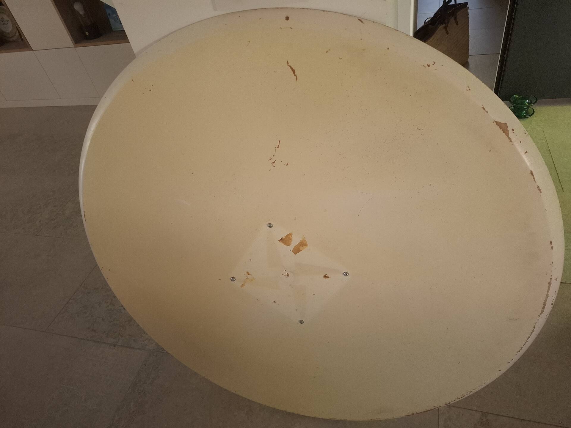 Tulip leg round table