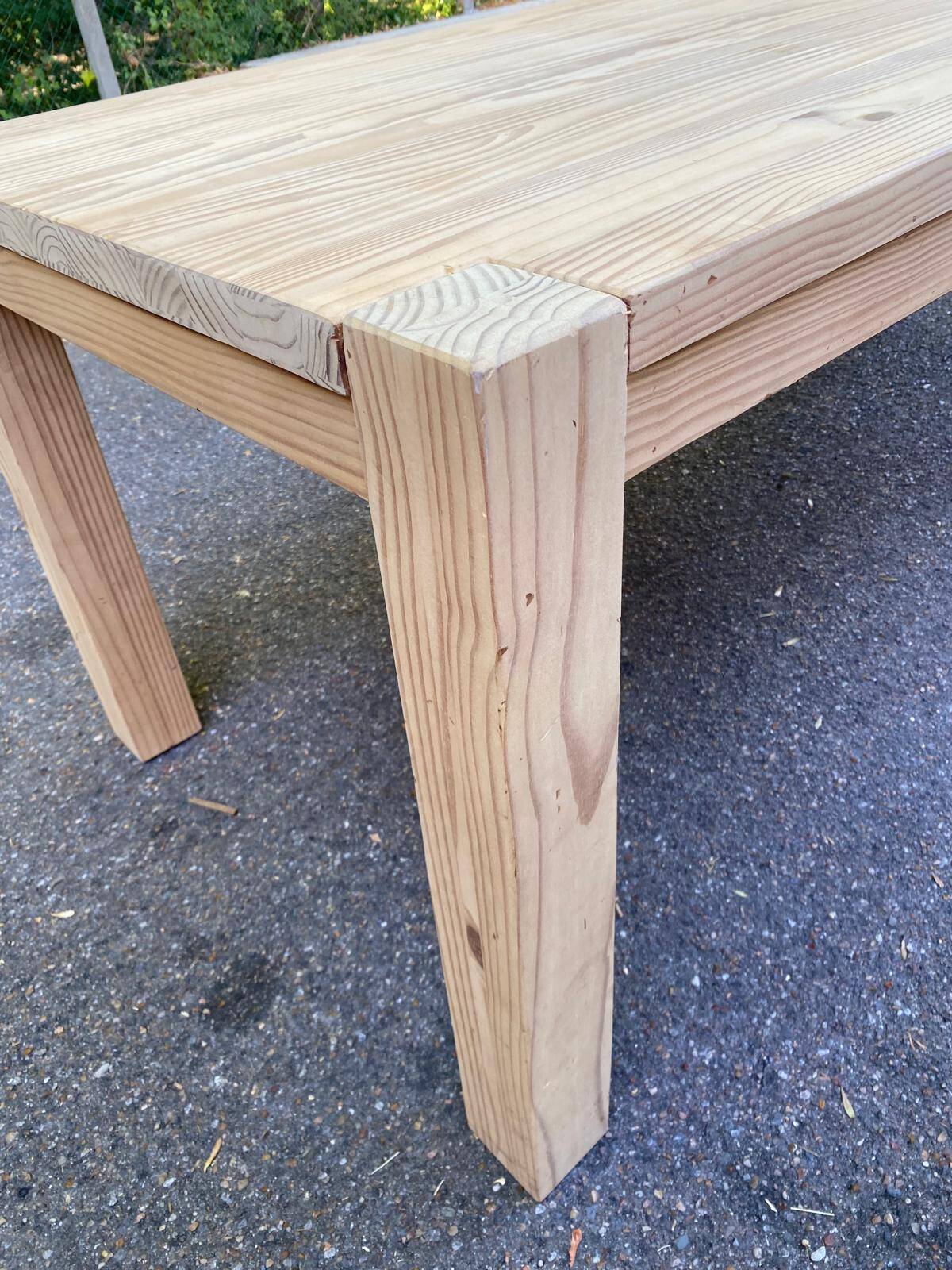 Table à manger rénovée en pin massif style scandinave brutaliste des années