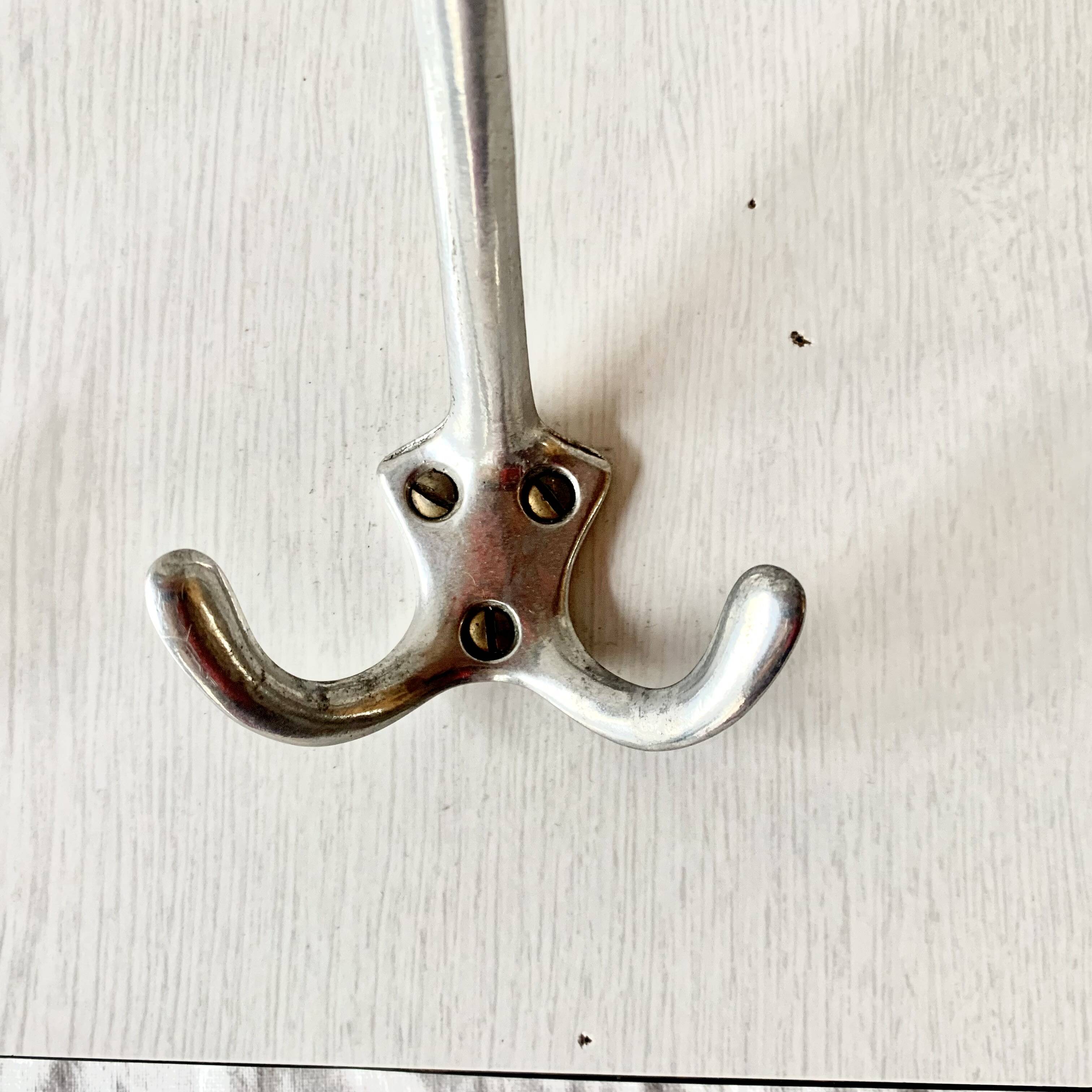 Vintage wall coat rack in white Formica - 4 cast aluminum coat hooks