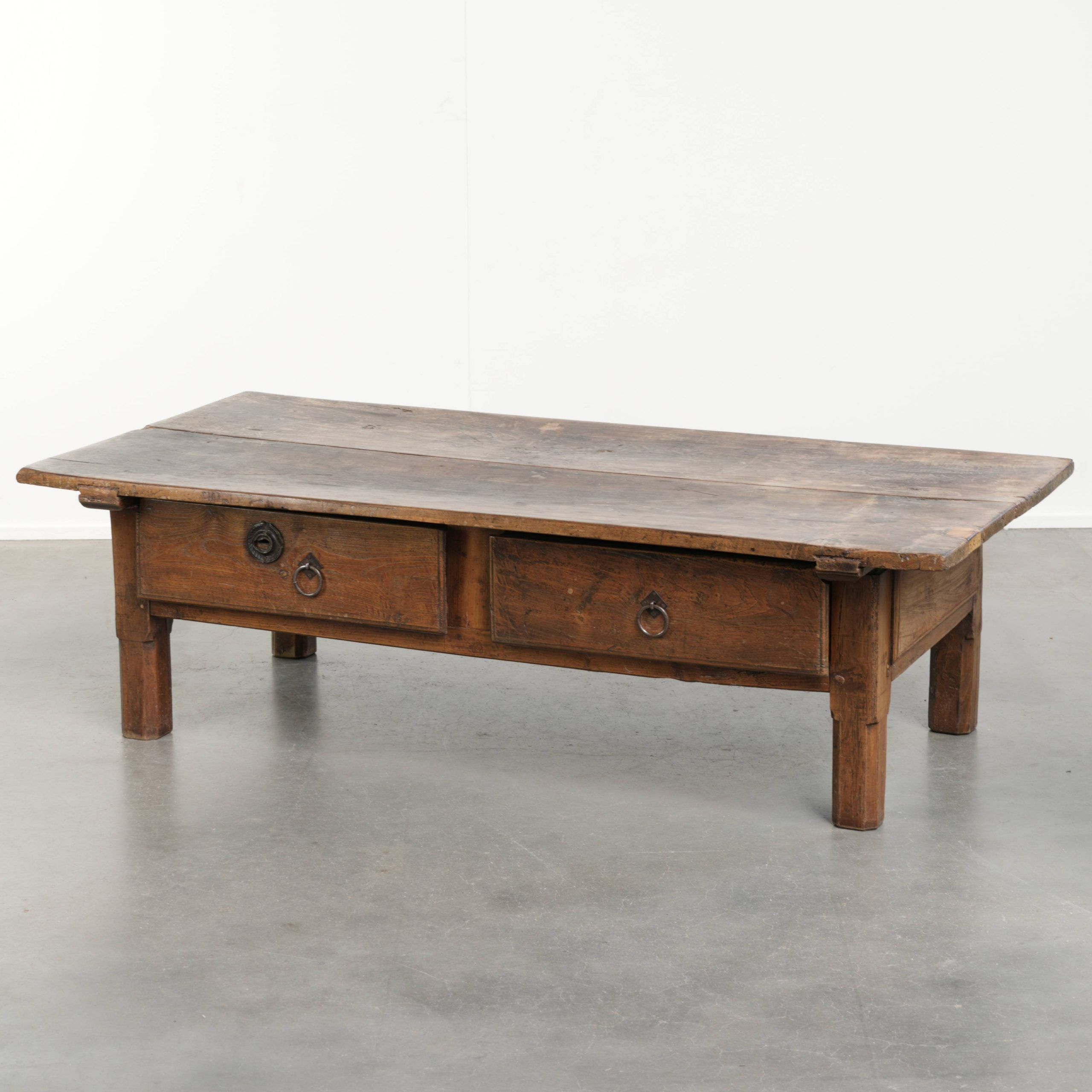 Table basse antique sud-européenne en bois fruitier avec un tiroir.