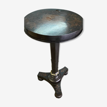 Round pedestal table