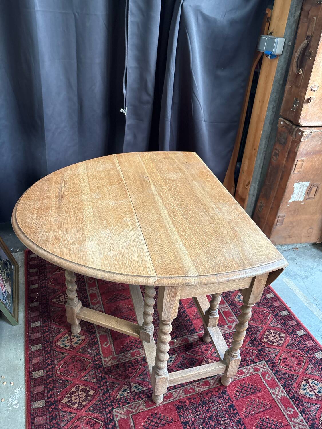 Gateleg table in chestnut wood – English Jacobean style – 1920/40
