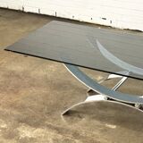 Table basse allongée en verre avec base chromée élégante