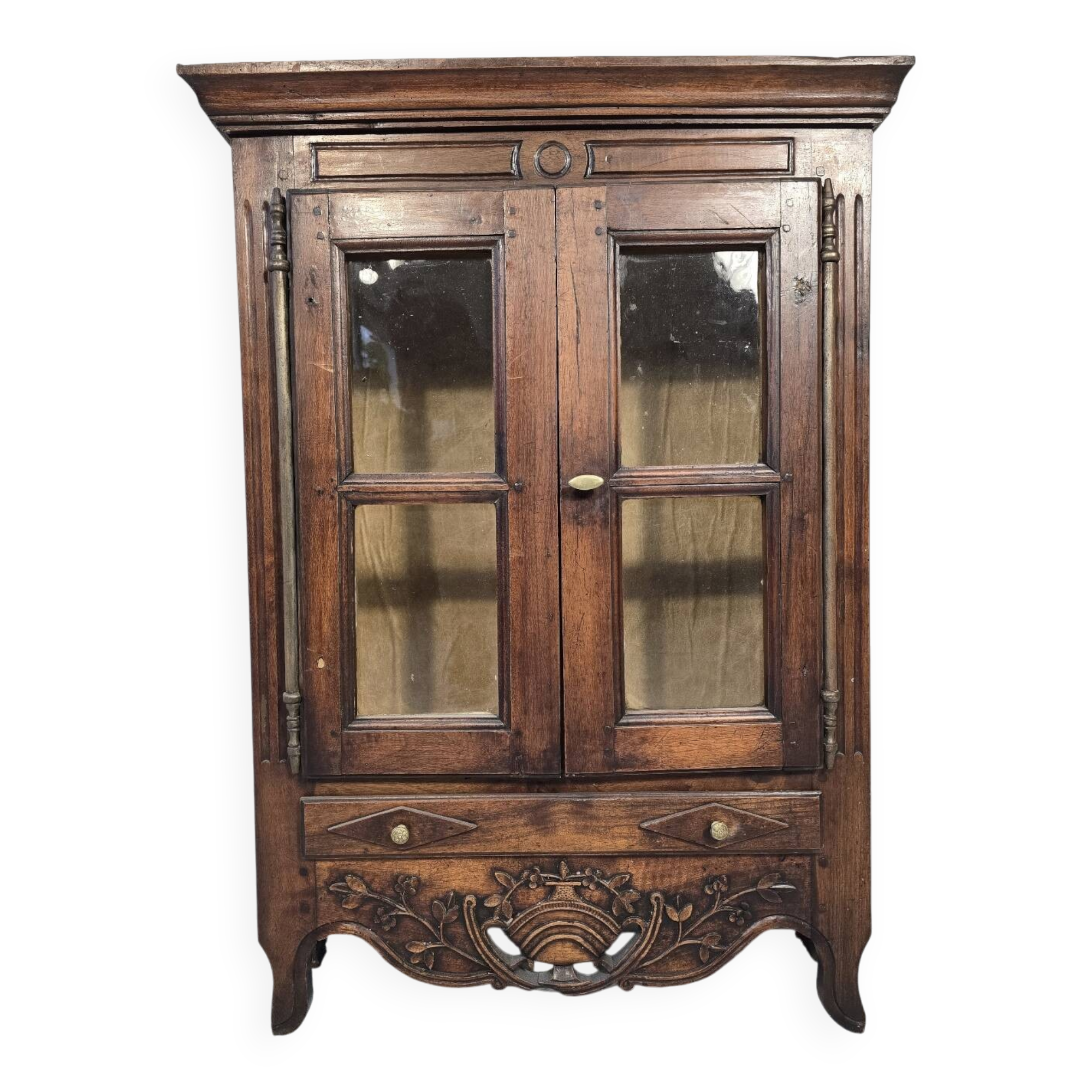 Glass-fronted walnut cabinet – 18th century – Verriau