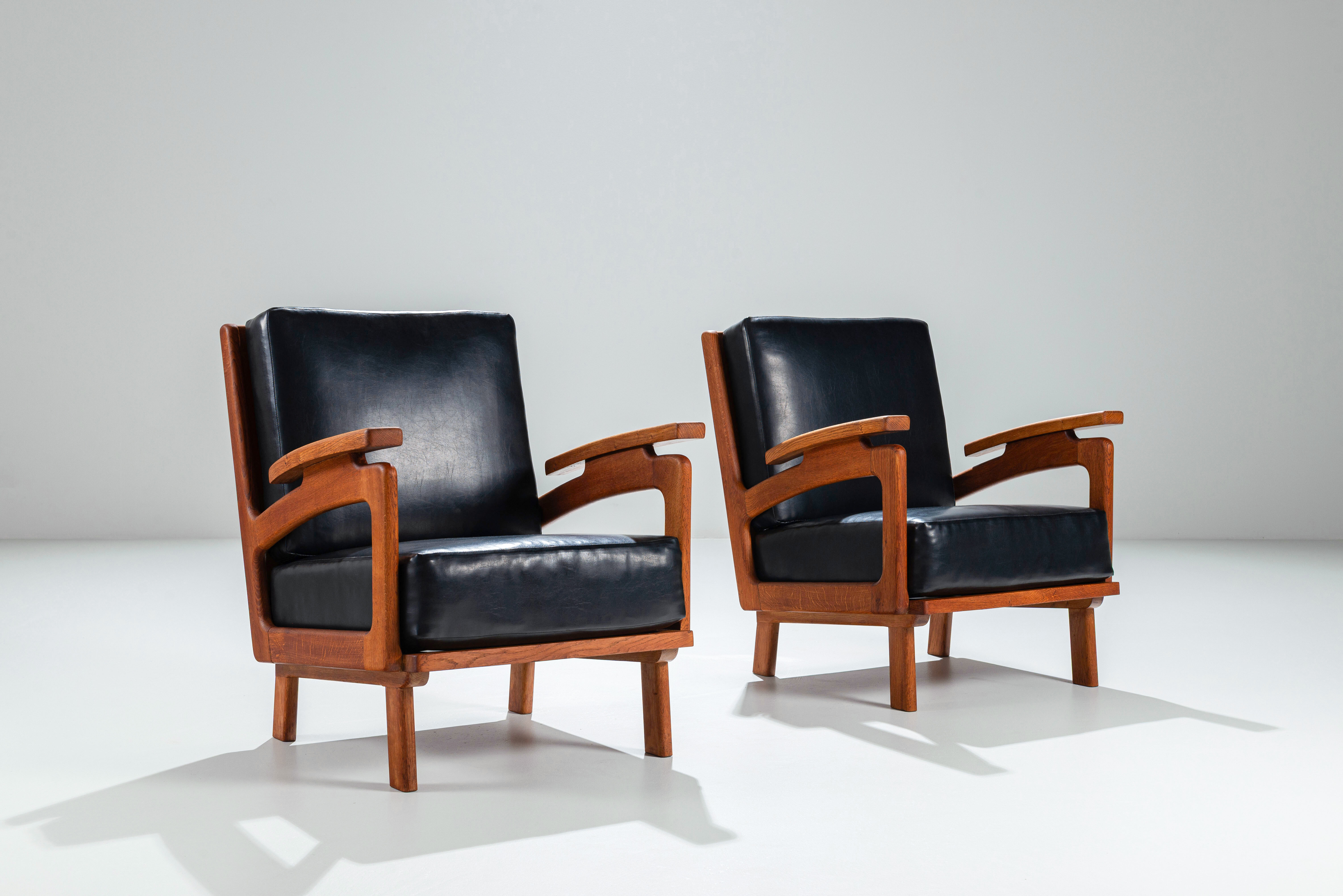 Pair of Belgian lounge chairs in solid oak with leather cushions