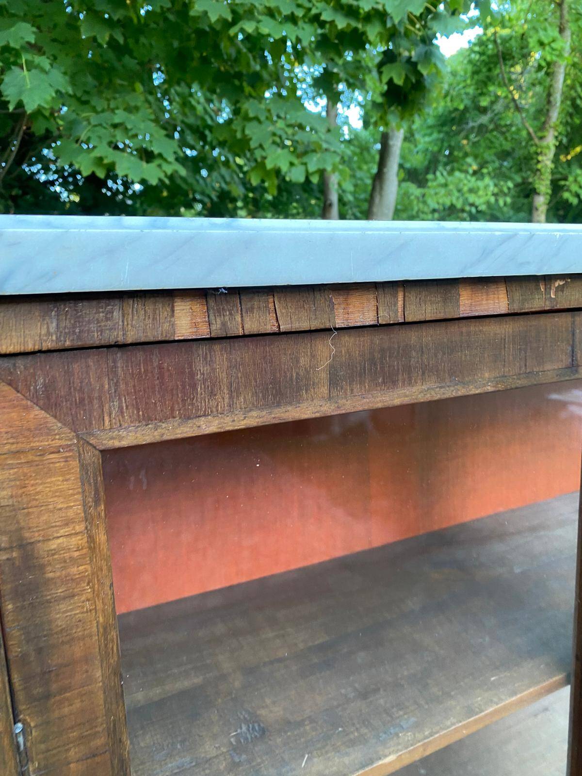 Louis XVI display cabinet in wood and marble from the 19th century.