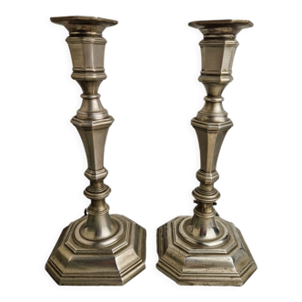 Paire de bougeoirs style néo classique en métal argenté