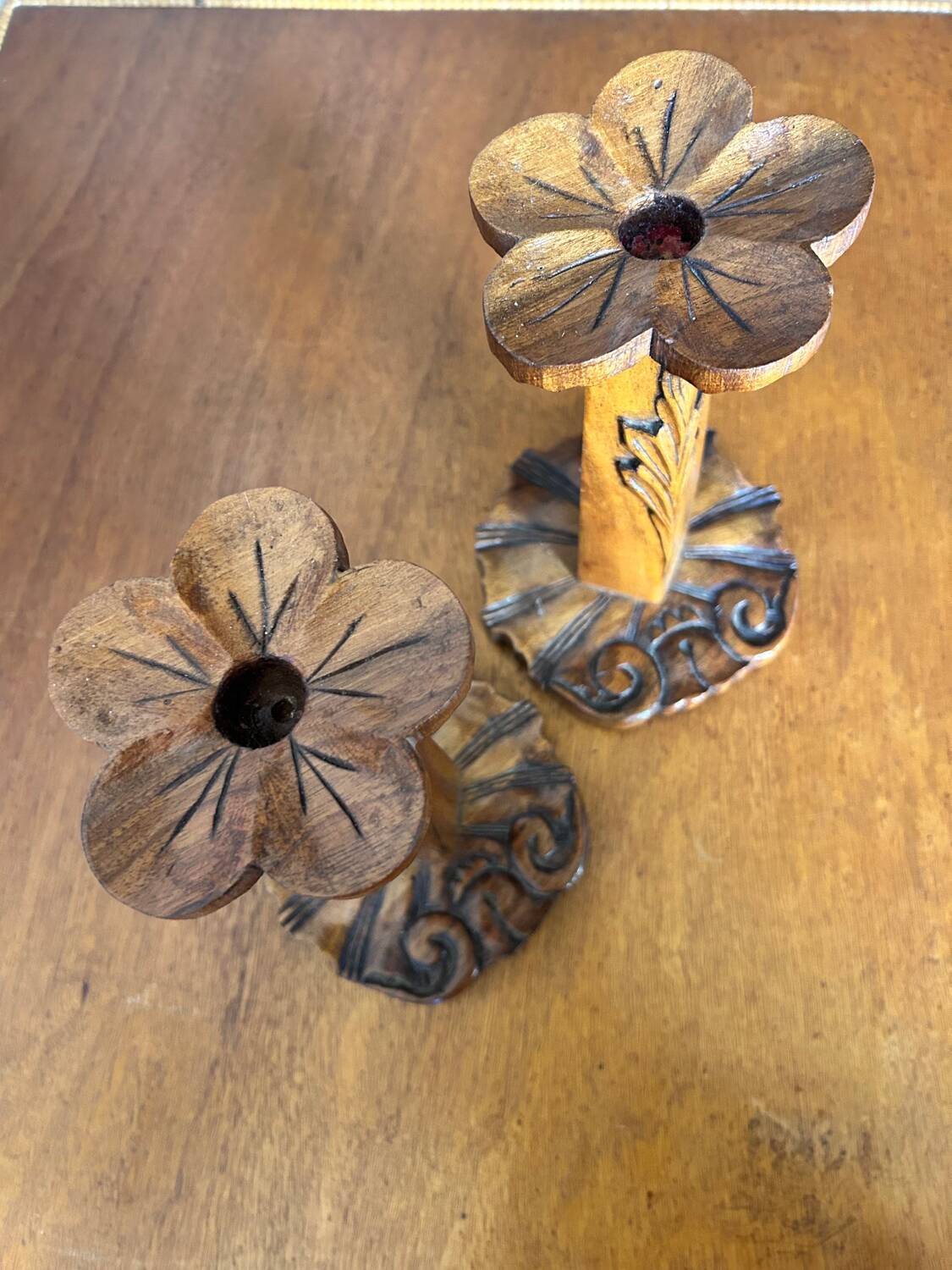 Paire de bougeoirs vintage en bois sculpté –