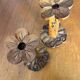 Paire de bougeoirs vintage en bois sculpté –