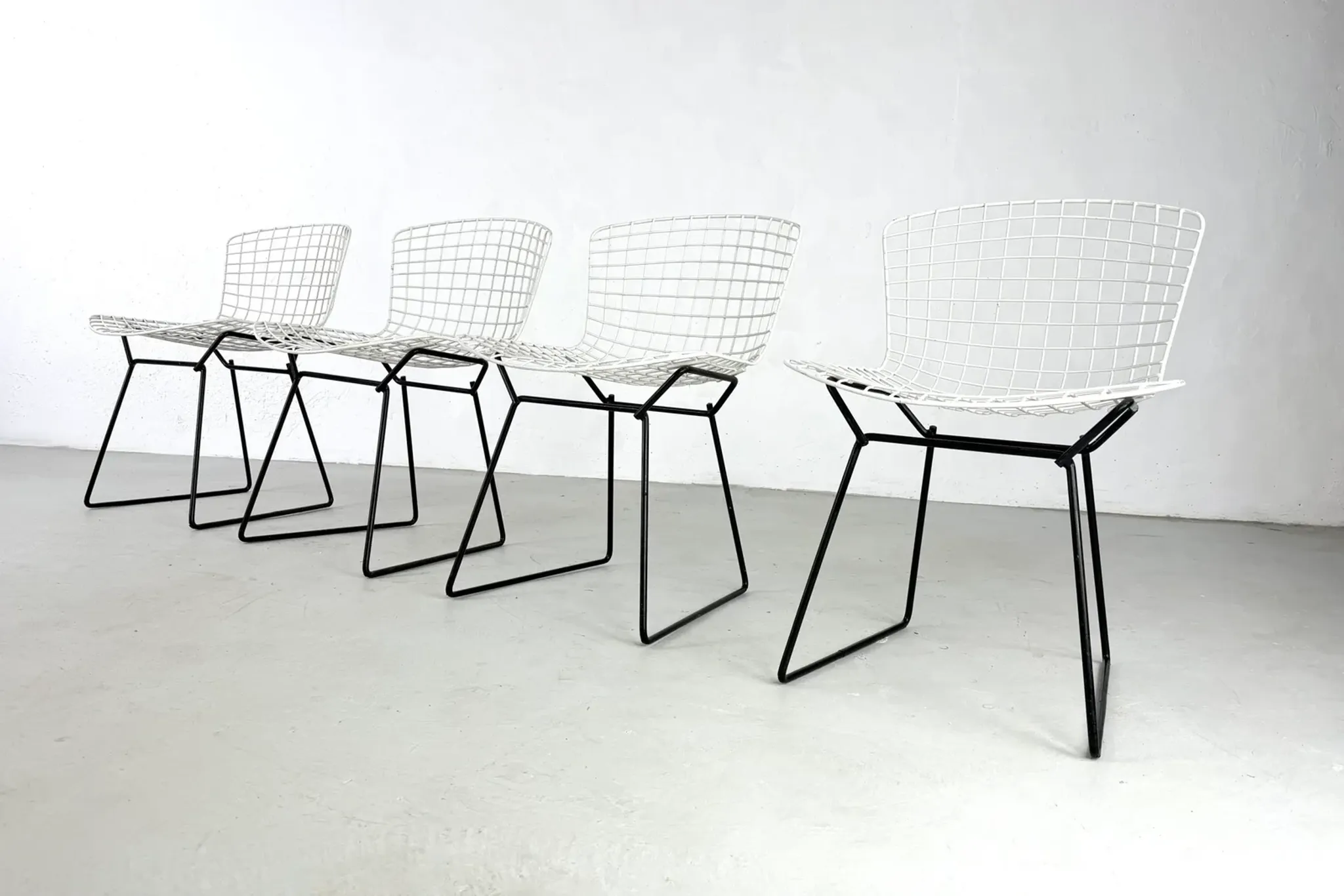 Set of 4 chairs model 420 by Harry Bertoia for Knoll – 1950s
