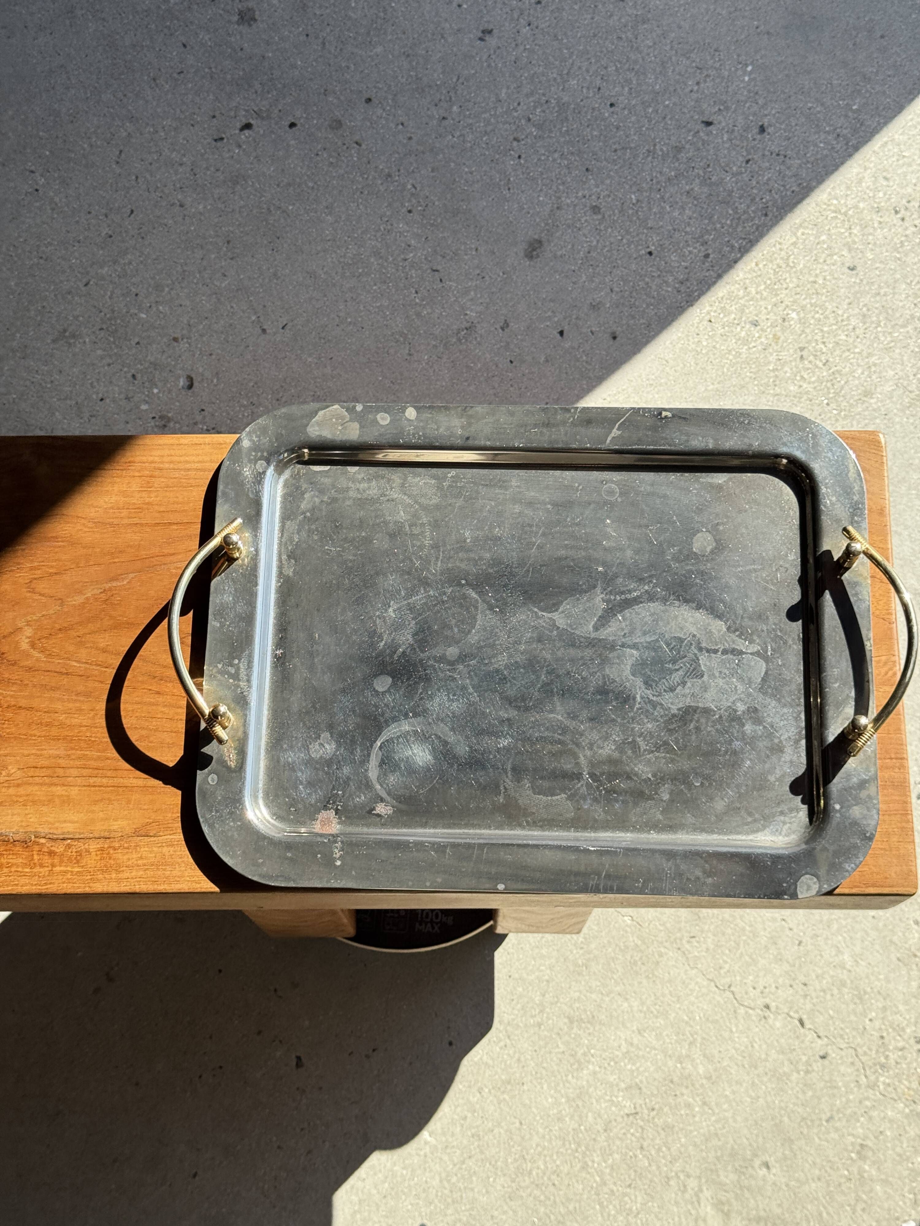 Très grand plateau vintage en métal argenté à anses dorées L47 L36,5 H5