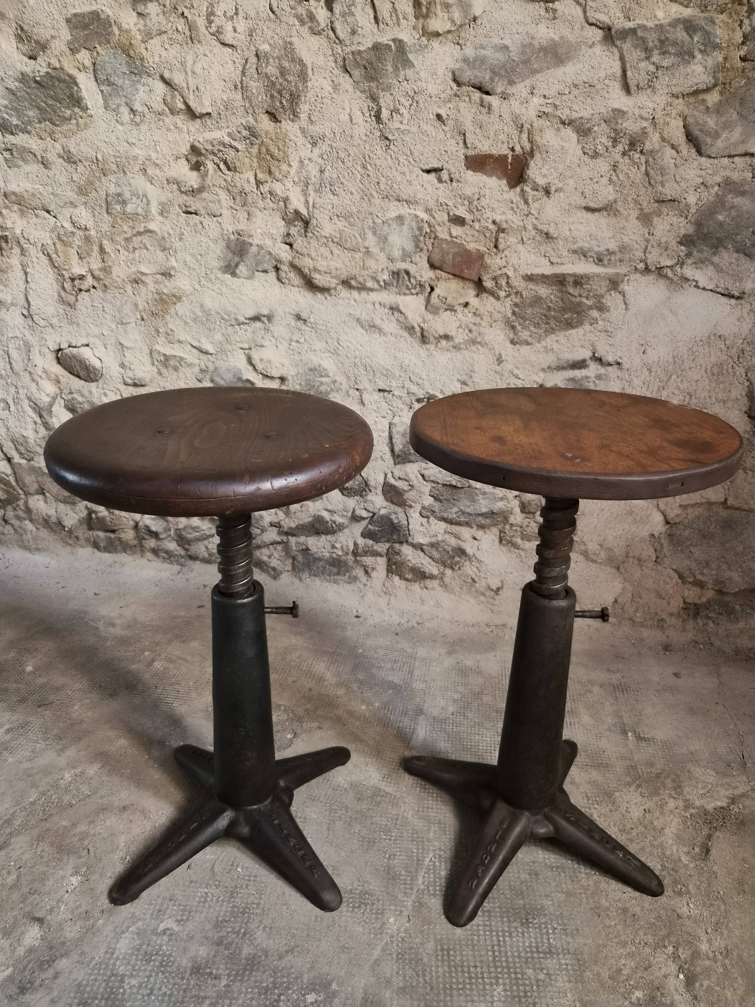 Ensemble de 6 tabourets industriels réglables Singer anciens, France, vers 1900–1930
