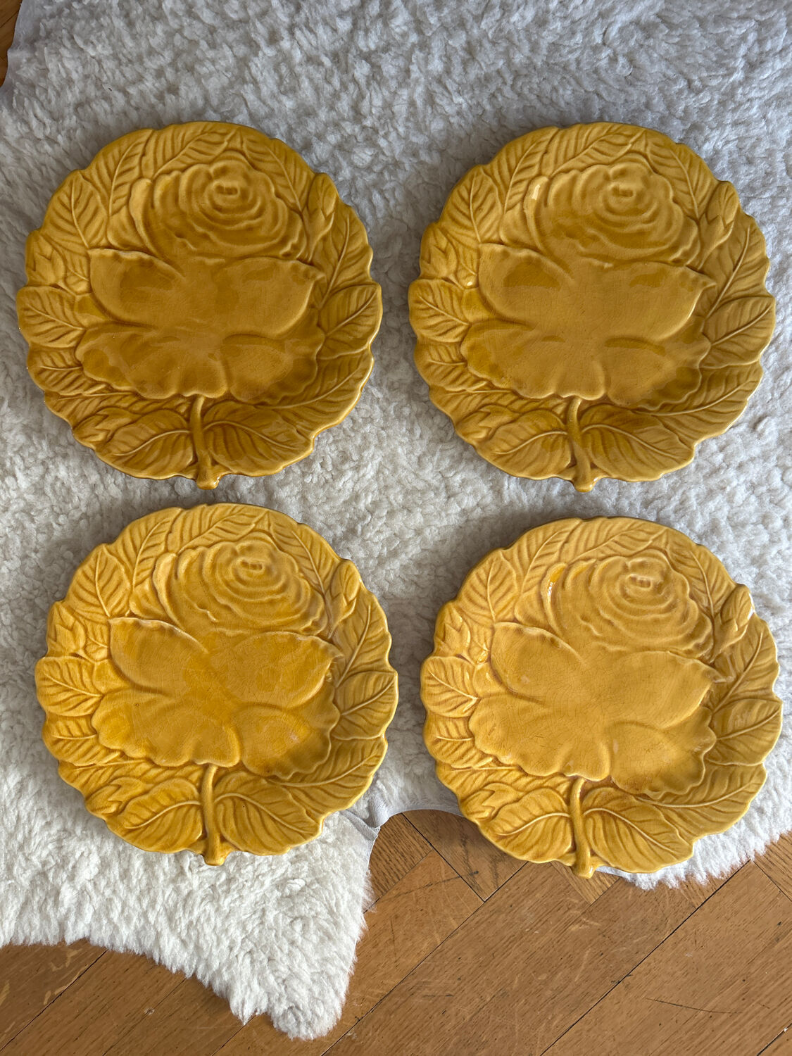 4 flat ceramic plates Barbotine