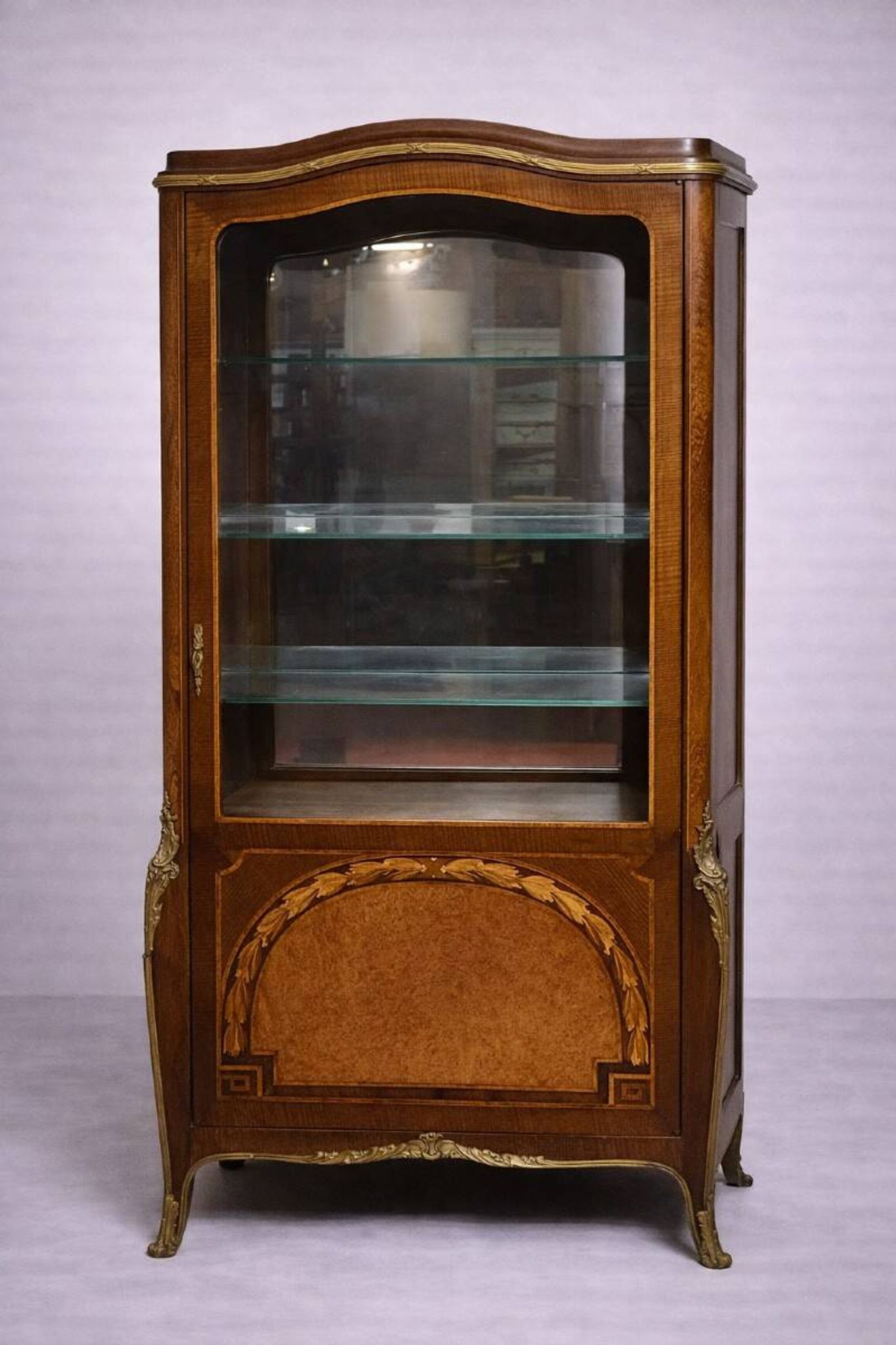 Vitrine style Louis XV en marqueterie de bois nobles